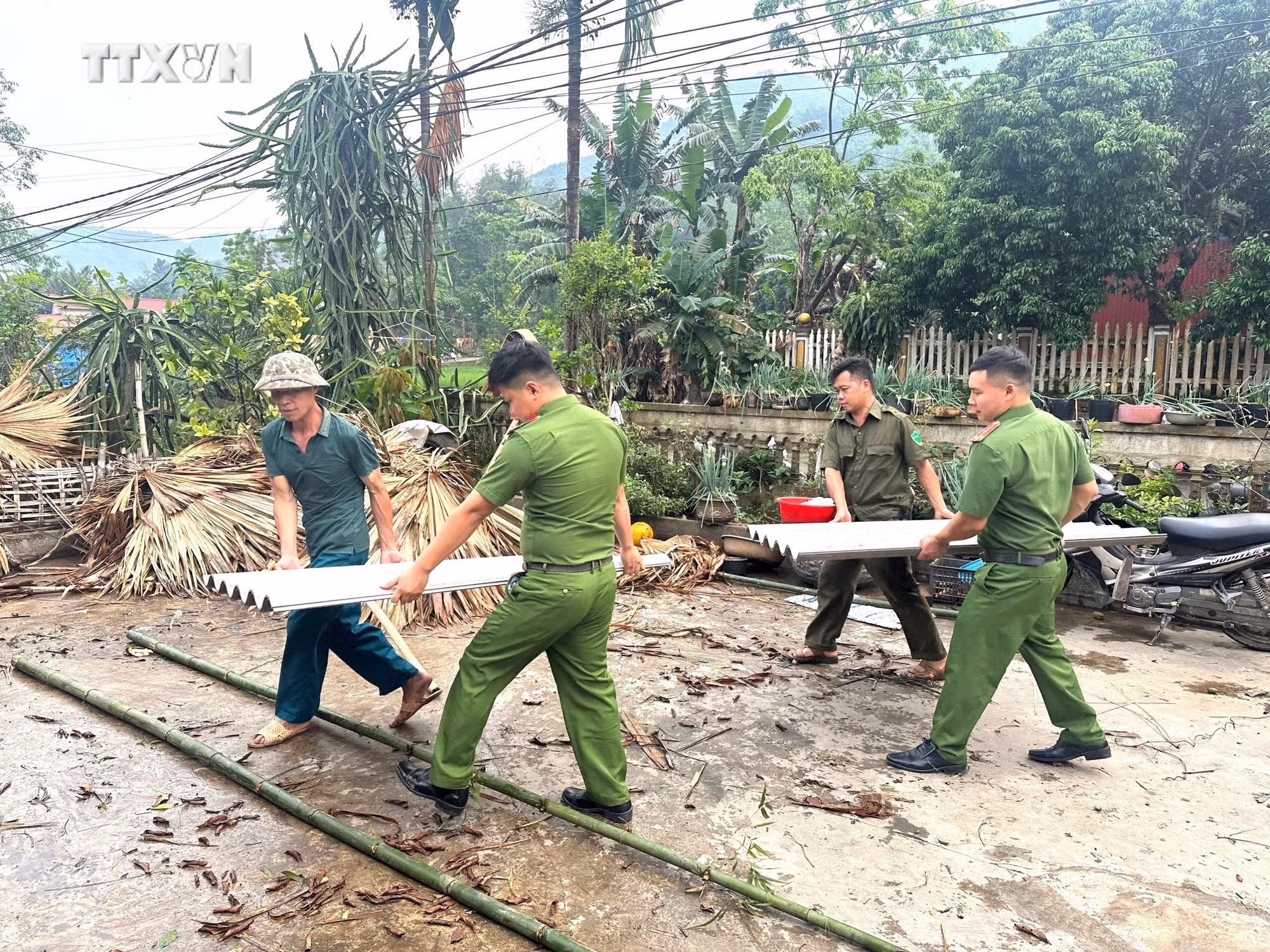 vna_potal_yen_bai_150_ngoi_nha_bi_thiet_hai_va_2_nguoi_bi_thuong_do_dong_loc_7332632.jpg