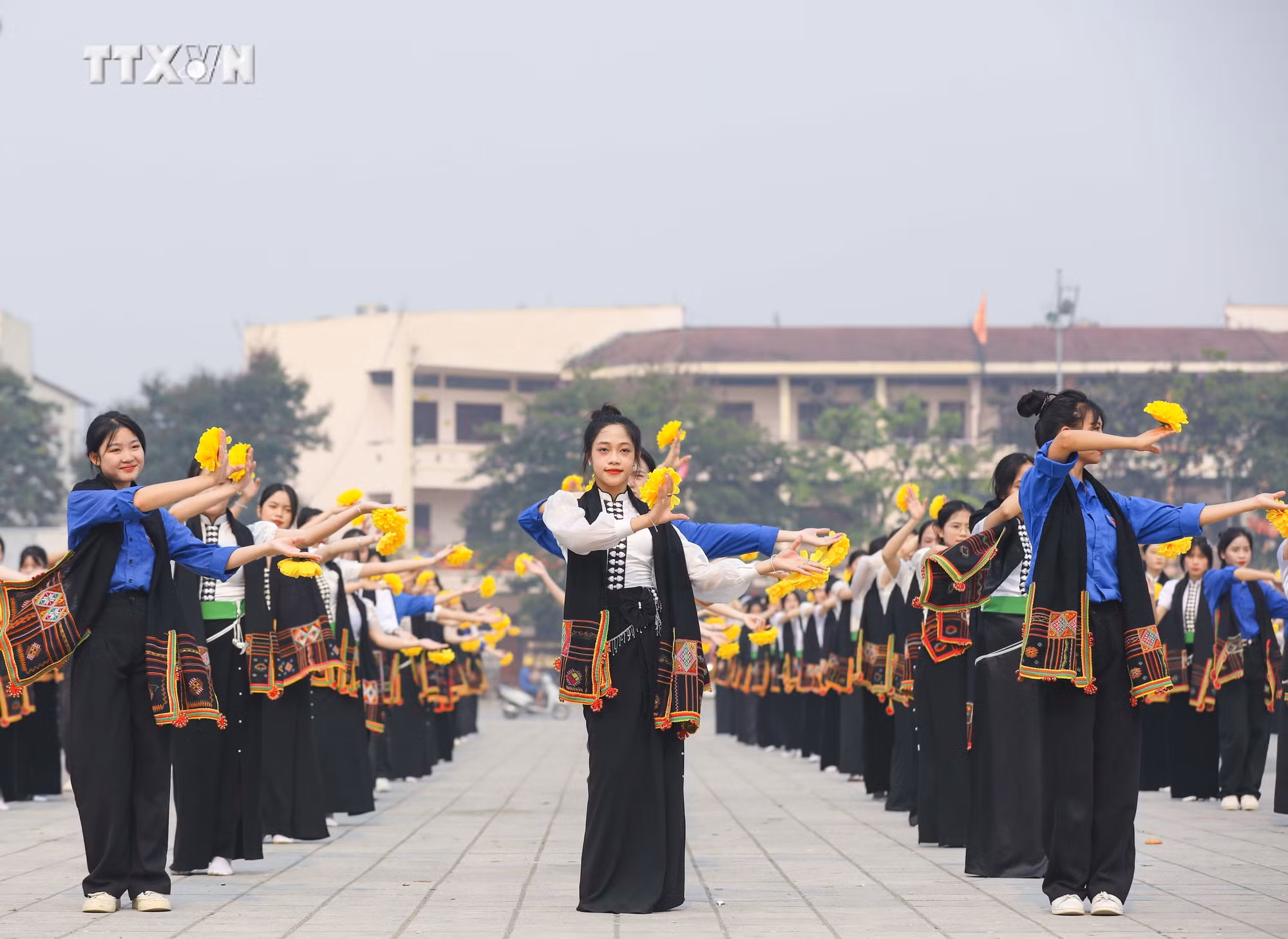 vna_potal_cong_dien_dan_vu_dieu_nhay_duong_pho_cua_hoc_sinh_sinh_vien_tinh_dien_bien_7310958.jpg