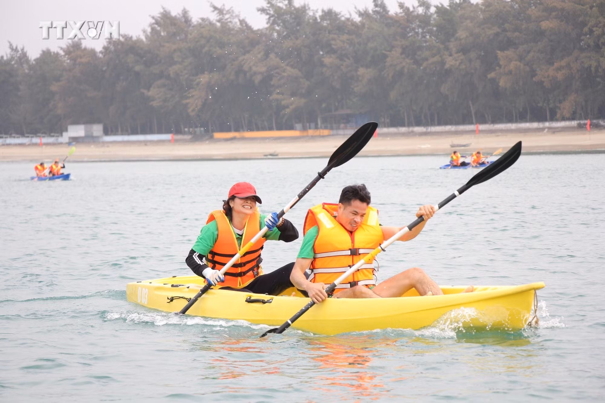 vna_potal_soi_noi_giai_dua_thuyen_kayak_huyen_dao_co_to_7311087.jpg