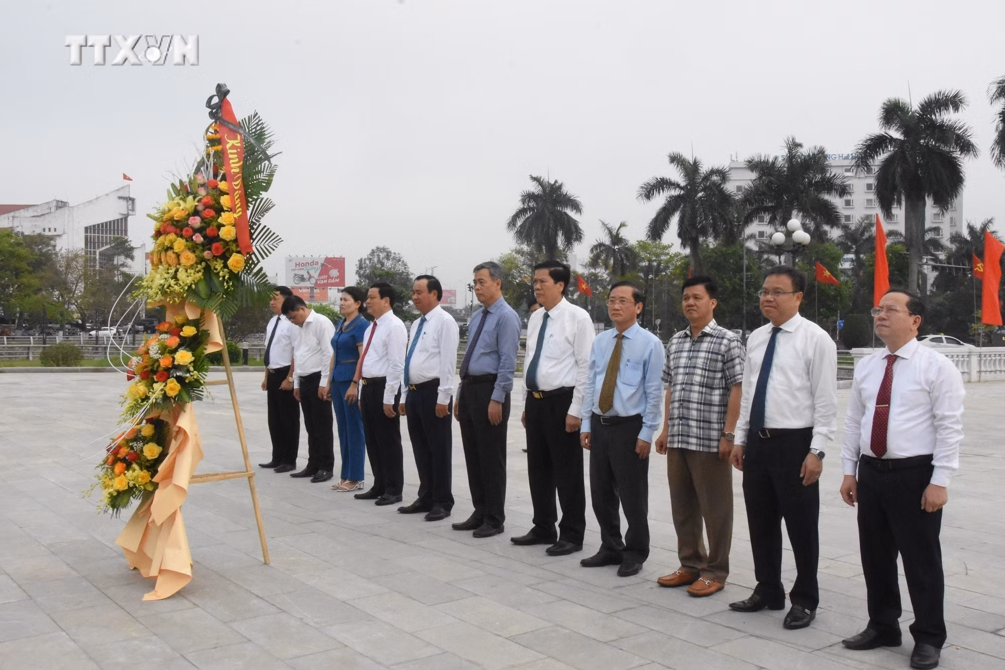 vna_potal_quang_tri_dang_huong_tuong_niem_117_nam_ngay_sinh_co_tong_bi_thu_le_duan_7311063.jpg