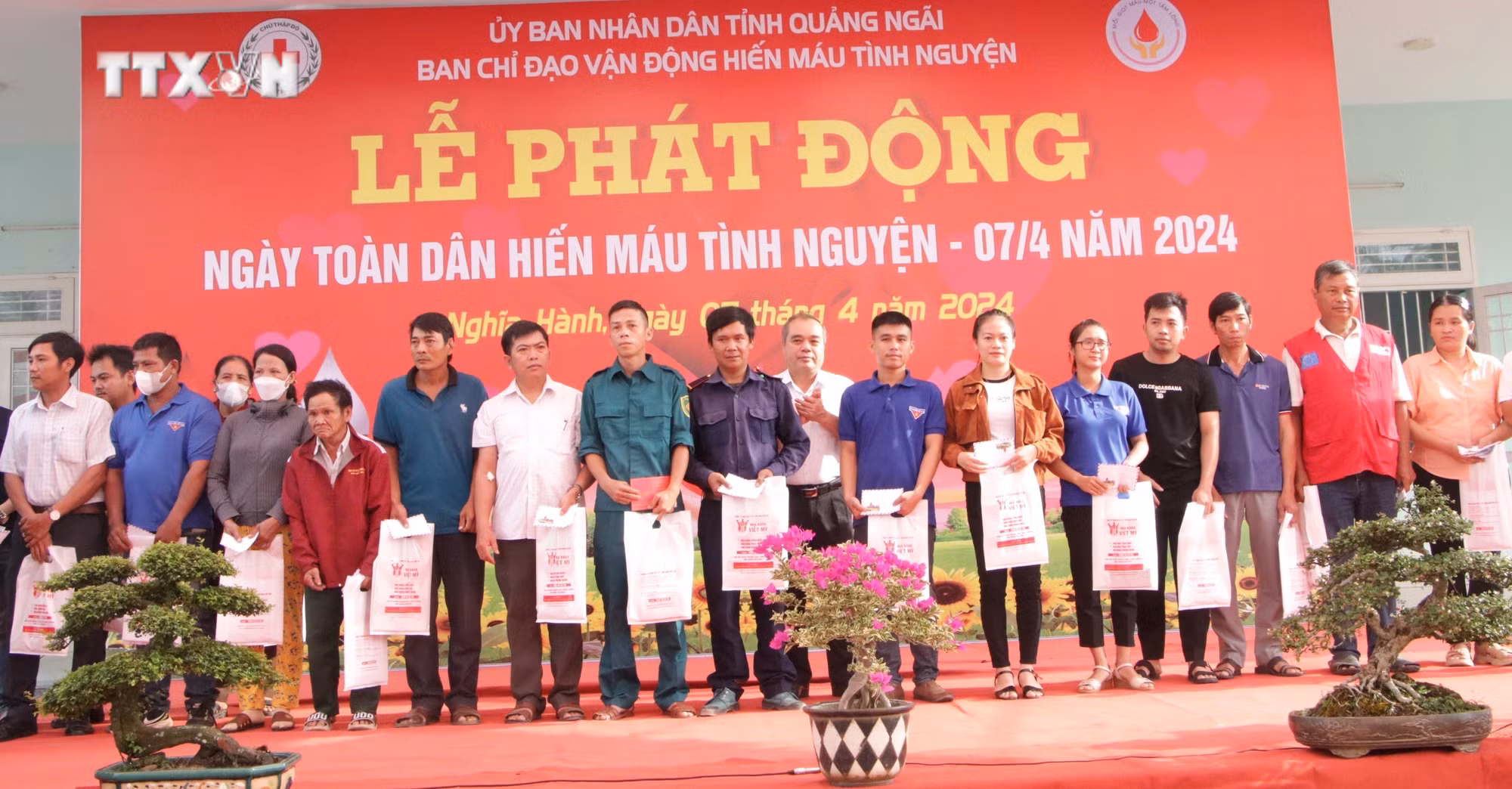 vna_potal_quang_ngai_phat_dong_ngay_toan_dan_hien_mau_tinh_nguyen_7310872.jpg