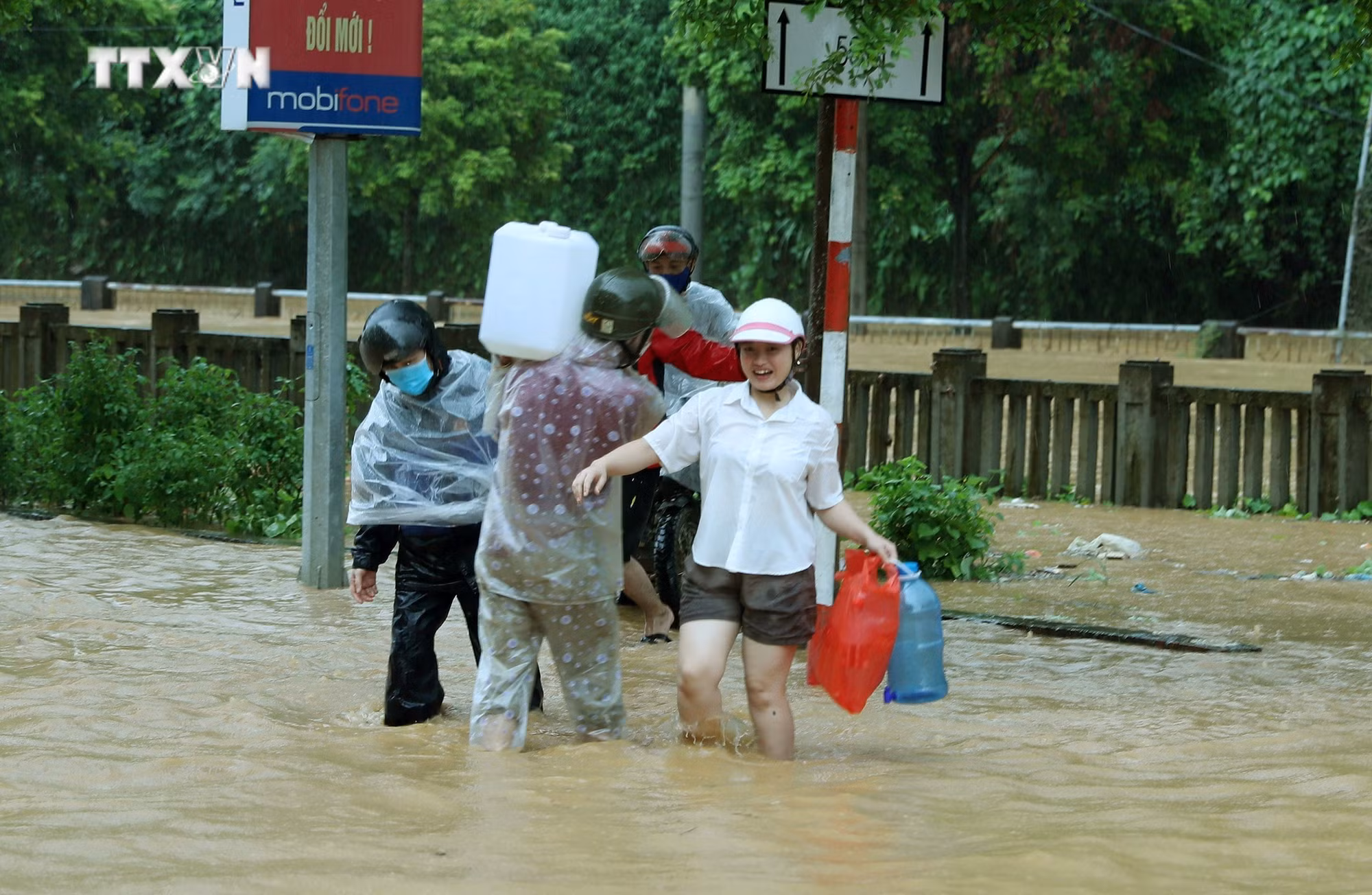 vna_potal_nguoi_dan_lao_cai_doi_mua_nhoc_nhan_hung_nuoc_sach_trong_tam_lu_7583589.jpg