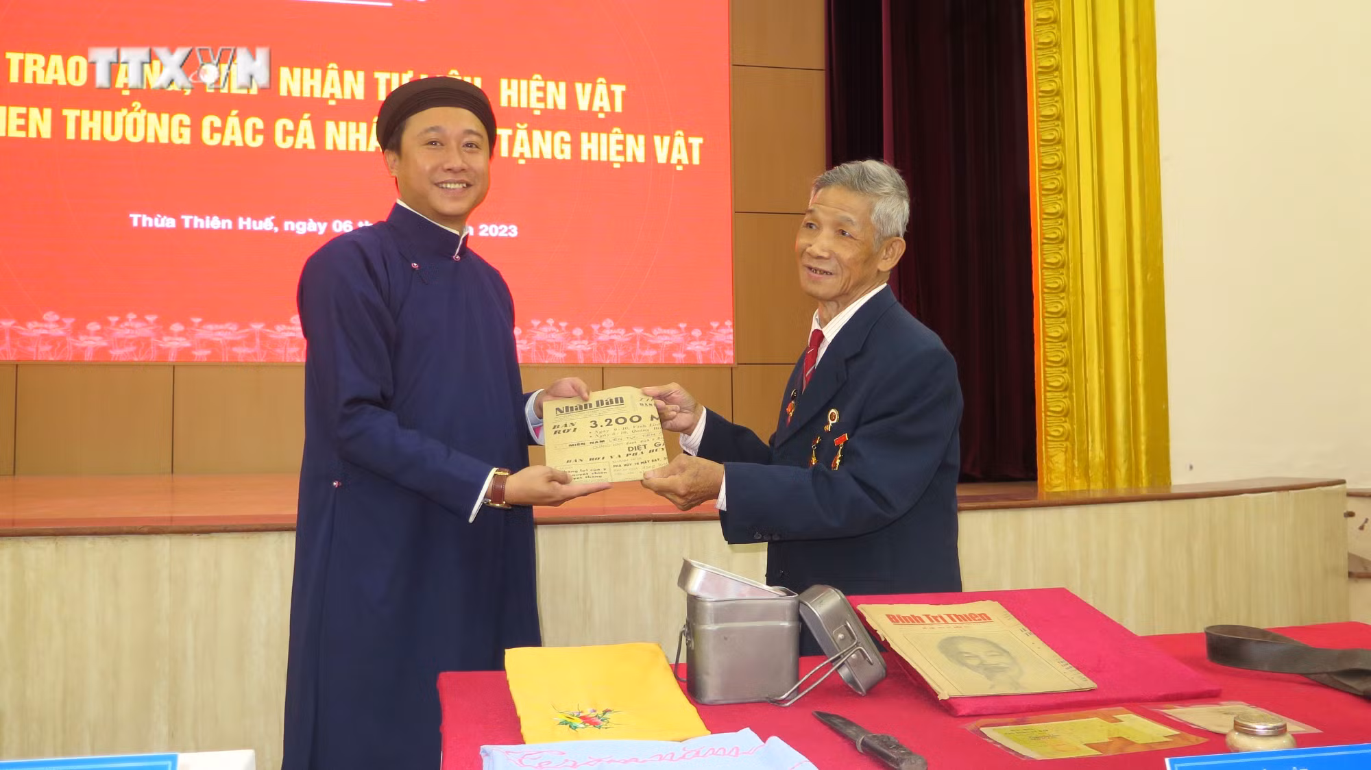 vna_potal_thua_thien_–_hue_tiep_nhan_gan_80_tu_lieu_hien_vat_quy_7116481.jpg