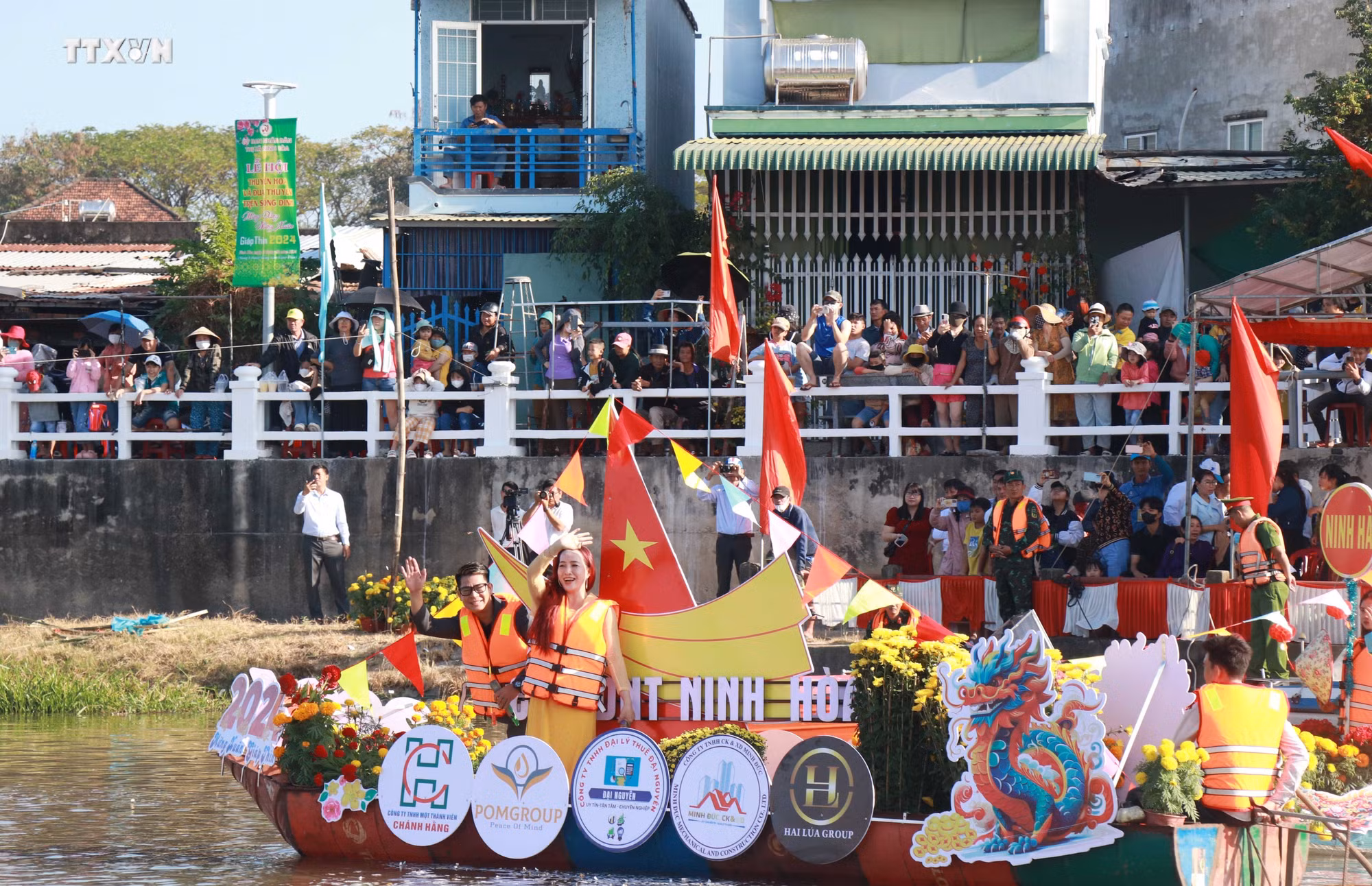 vna_potal_khanh_hoa_le_hoi_thuyen_hoa_va_dua_ghe_tren_song_dinh_7229312.jpg