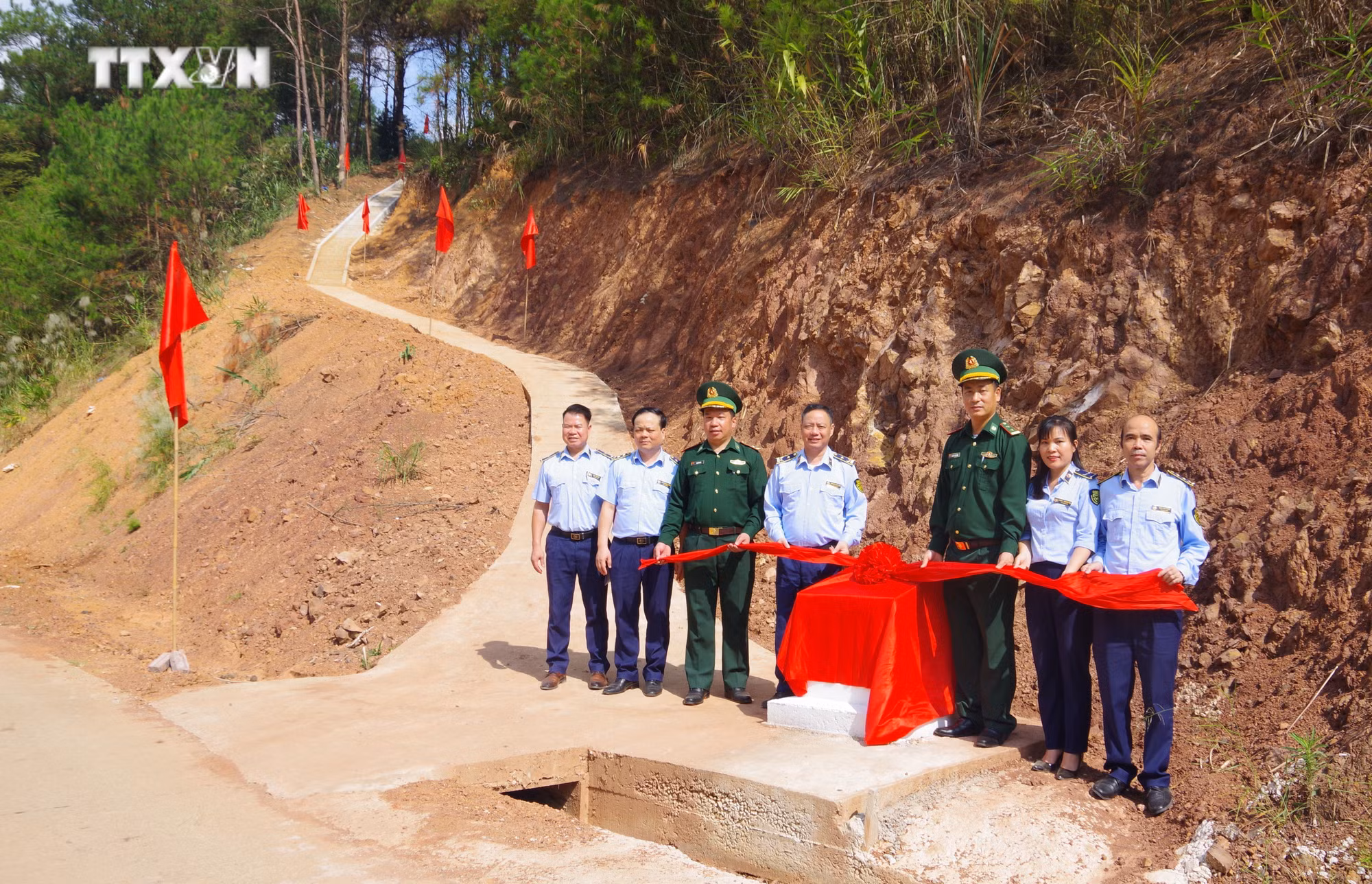 vna_potal_lang_son_khanh_thanh_duong_nhanh_len_coc_moc_bien_gioi_7076222.jpg