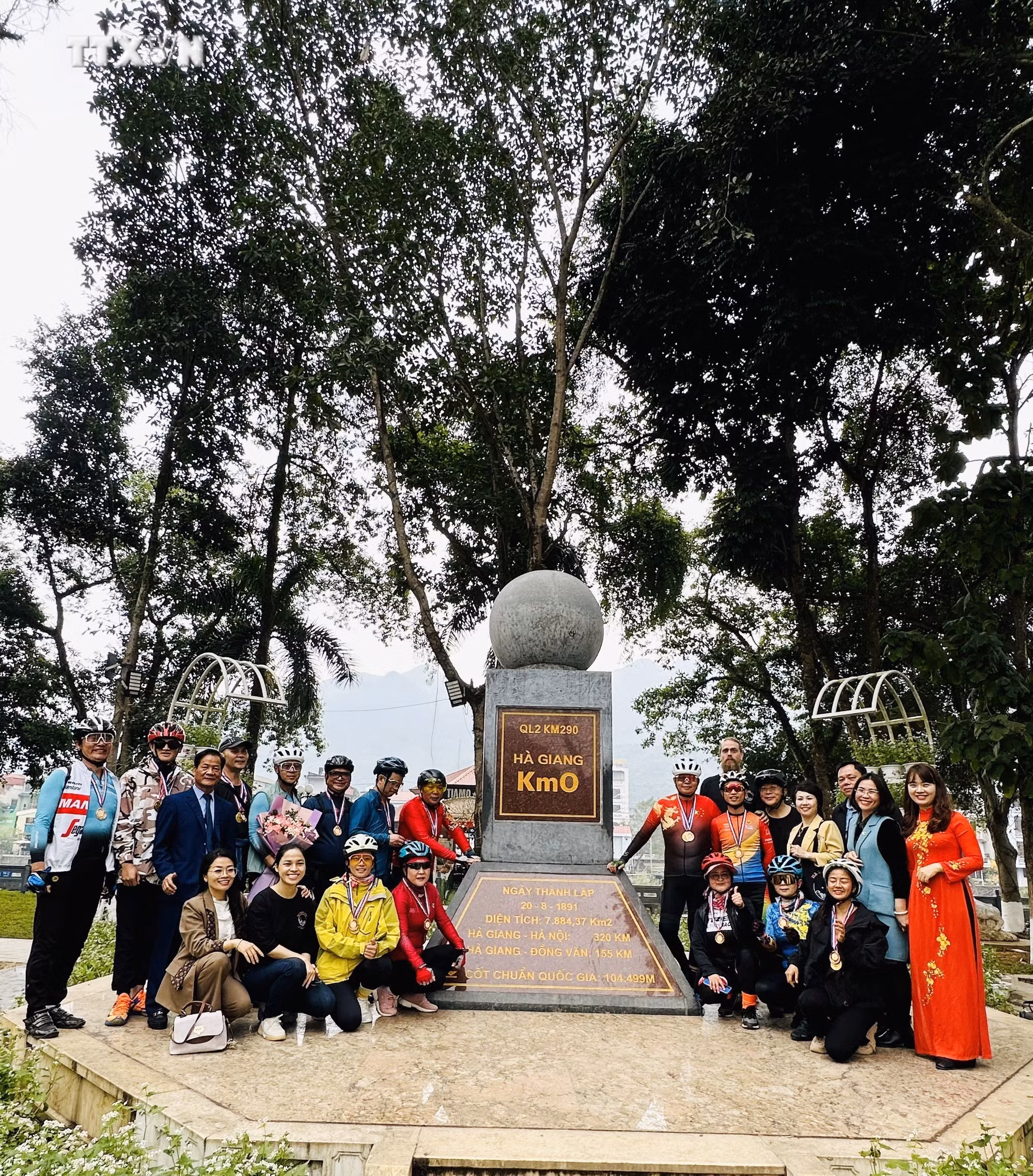 vna_potal_ra_mat_tour_du_lich_dap_xe_“mot_hanh_trinh_-_hai_quoc_gia”_7228910.jpg