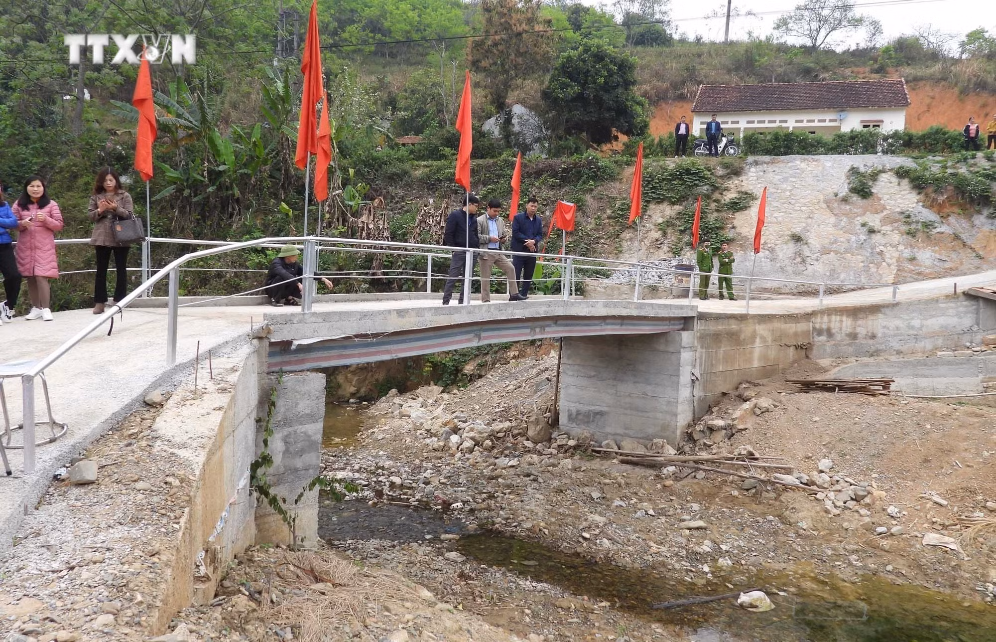 vna_potal_khanh_thanh_cau_dan_sinh_thon_tong_cut_xa_bac_thuy_chi_lang_lang_son_6629274.jpg