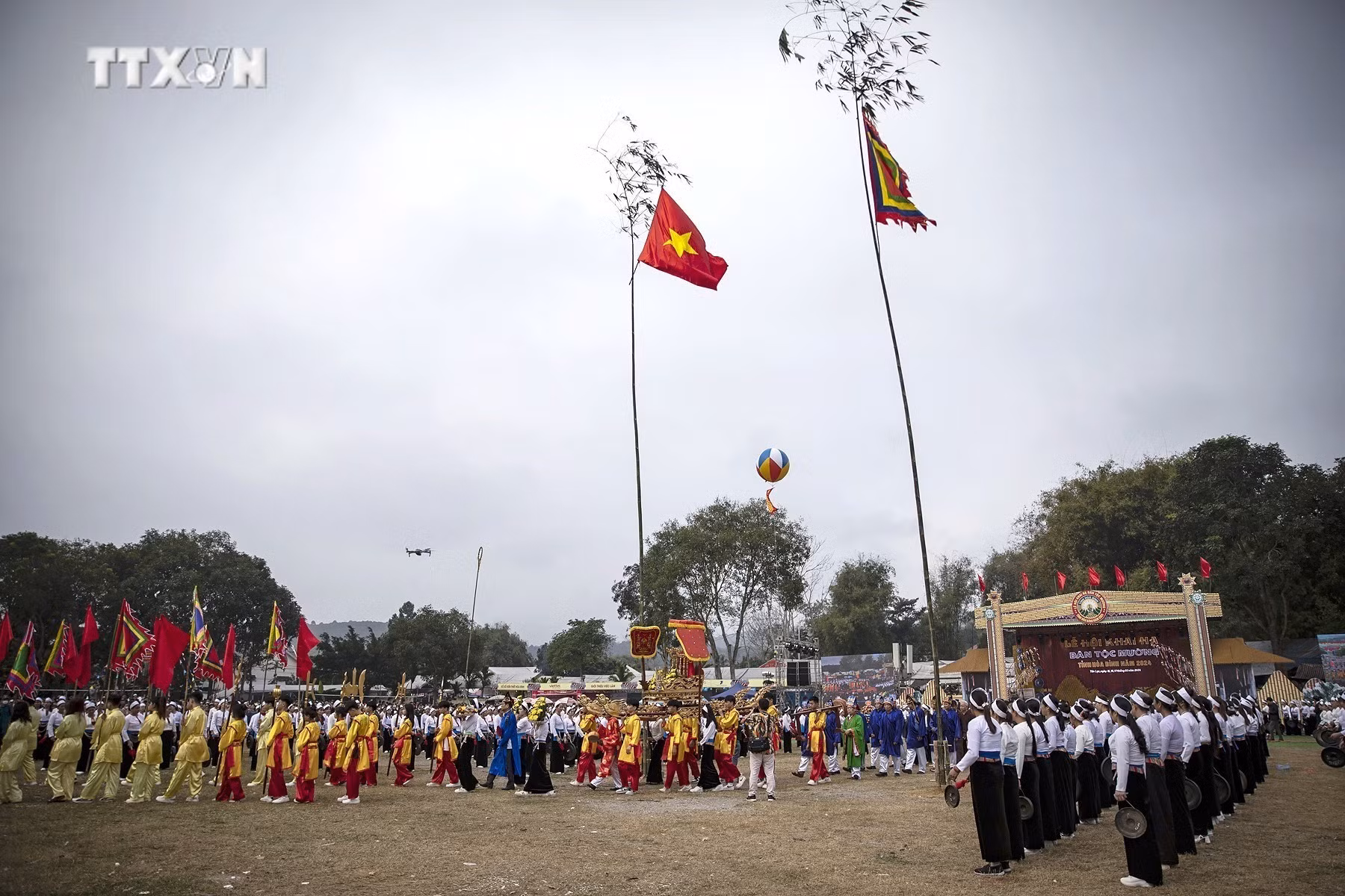 vna_potal_tung_bung_le_hoi_khai_ha_dan_toc_muong_hoa_binh_2024_7229498.jpg