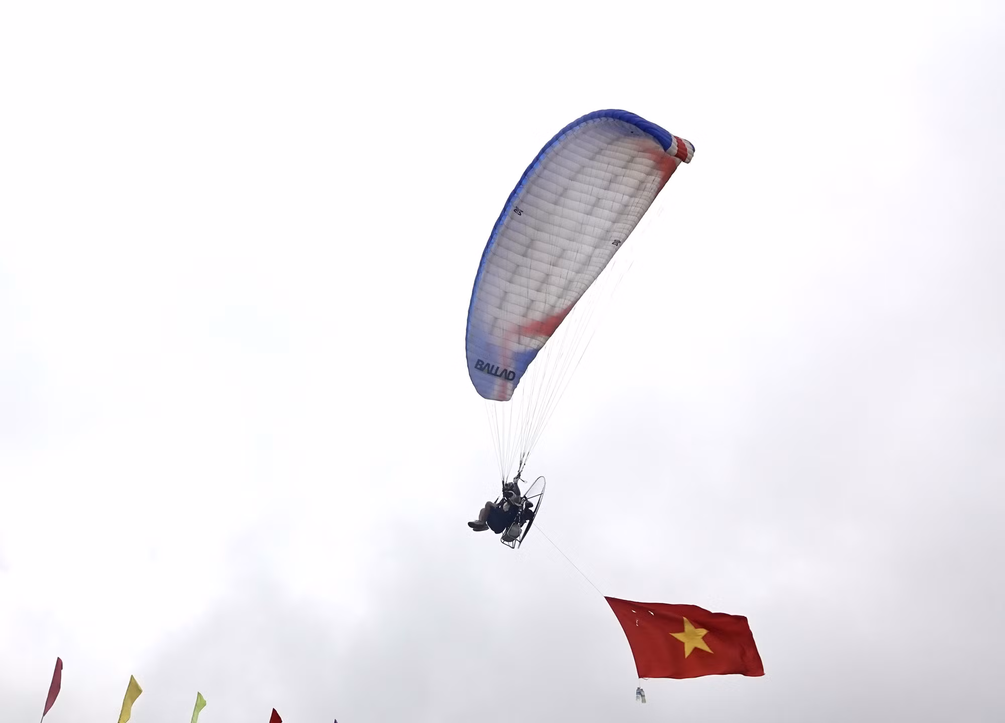Du khách được chiêm ngưỡng màn bay biểu diễn của các phi công. Ảnh: Tuấn Anh - TTXVN