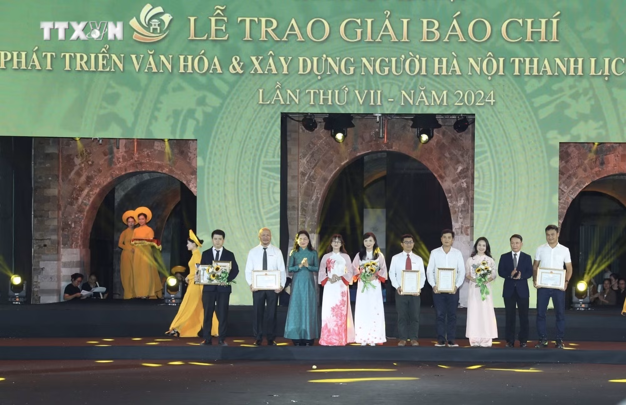 vna_potal_le_trao_giai_bao_chi_ve_phat_trien_van_hoa_va_xay_dung_nguoi_ha_noi_thanh_lich_van_minh_lan_thu_vii_7622459.jpg