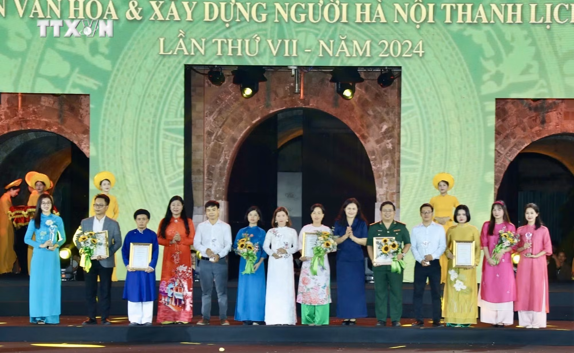 vna_potal_le_trao_giai_bao_chi_ve_phat_trien_van_hoa_va_xay_dung_nguoi_ha_noi_thanh_lich_van_minh_lan_thu_vii_7622463.jpg