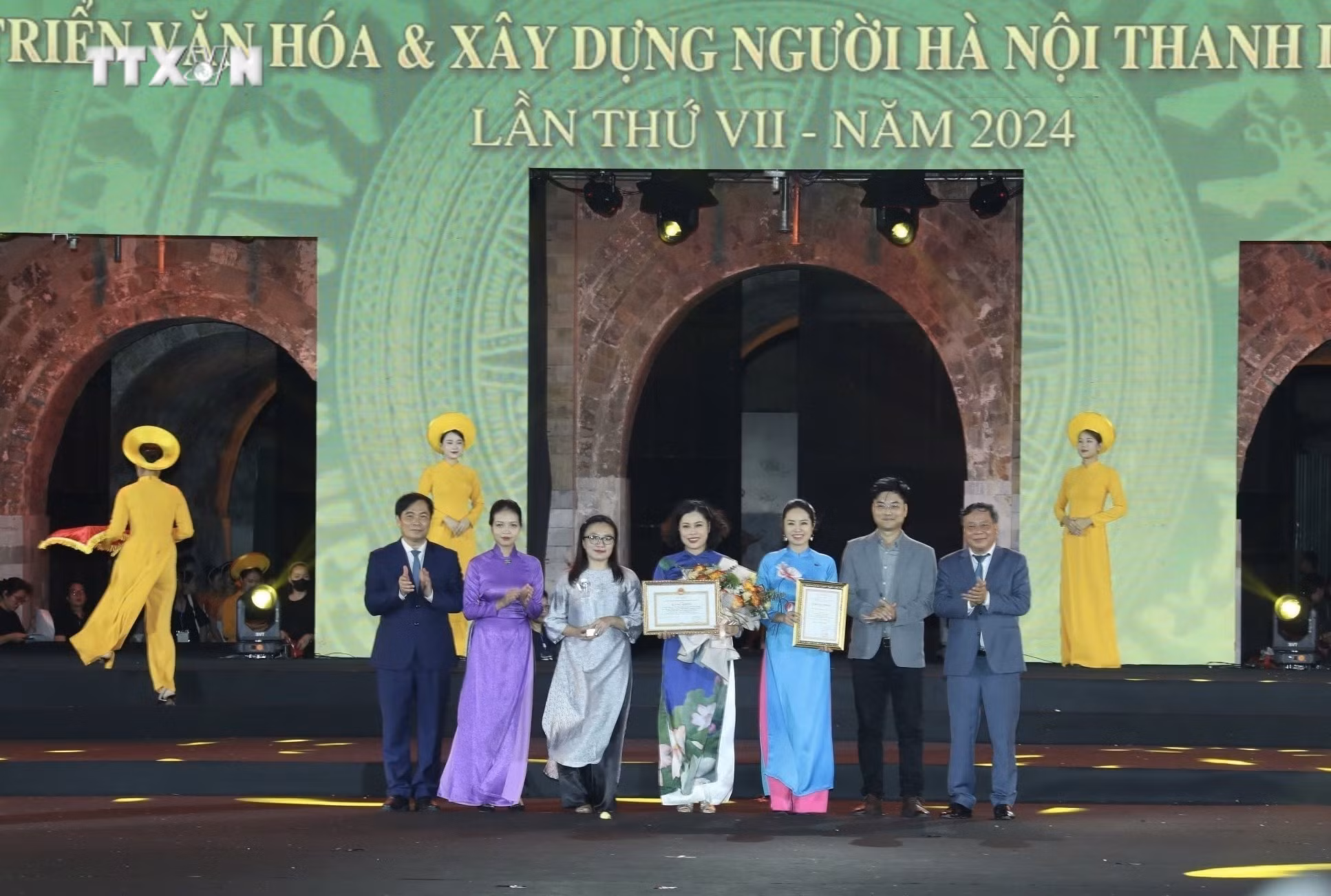 vna_potal_le_trao_giai_bao_chi_ve_phat_trien_van_hoa_va_xay_dung_nguoi_ha_noi_thanh_lich_van_minh_lan_thu_vii_7622458.jpg
