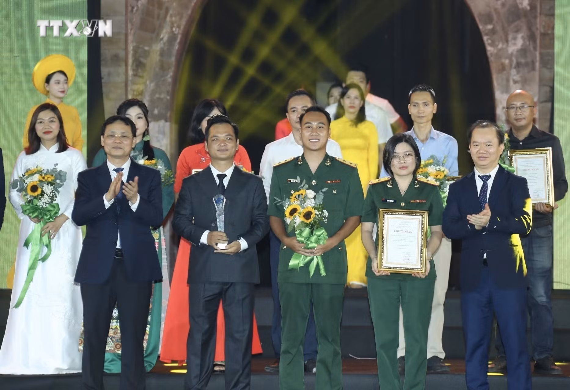 vna_potal_le_trao_giai_bao_chi_ve_phat_trien_van_hoa_va_xay_dung_nguoi_ha_noi_thanh_lich_van_minh_lan_thu_vii_7622469.jpg
