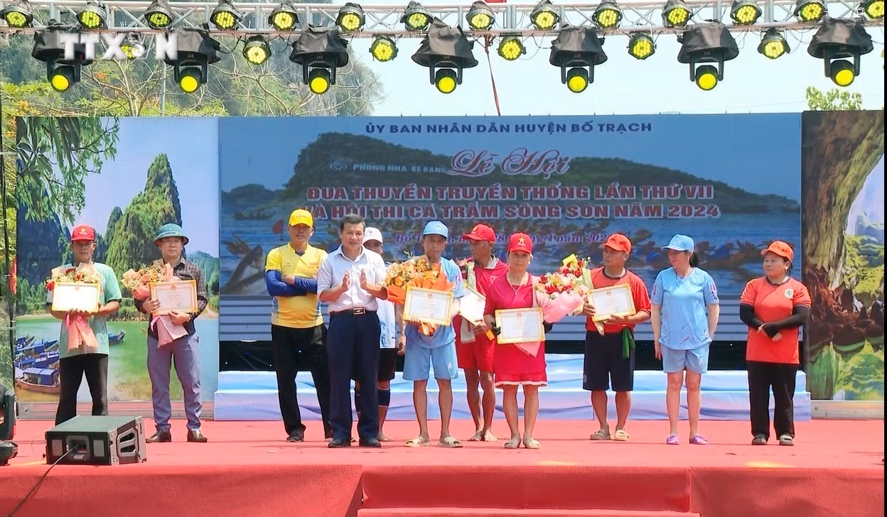 vna_potal_quang_binh_soi_noi_le_hoi_dua_thuyen_truyen_thong_va_hoi_thi_ca_tram_song_son_7349719.jpg