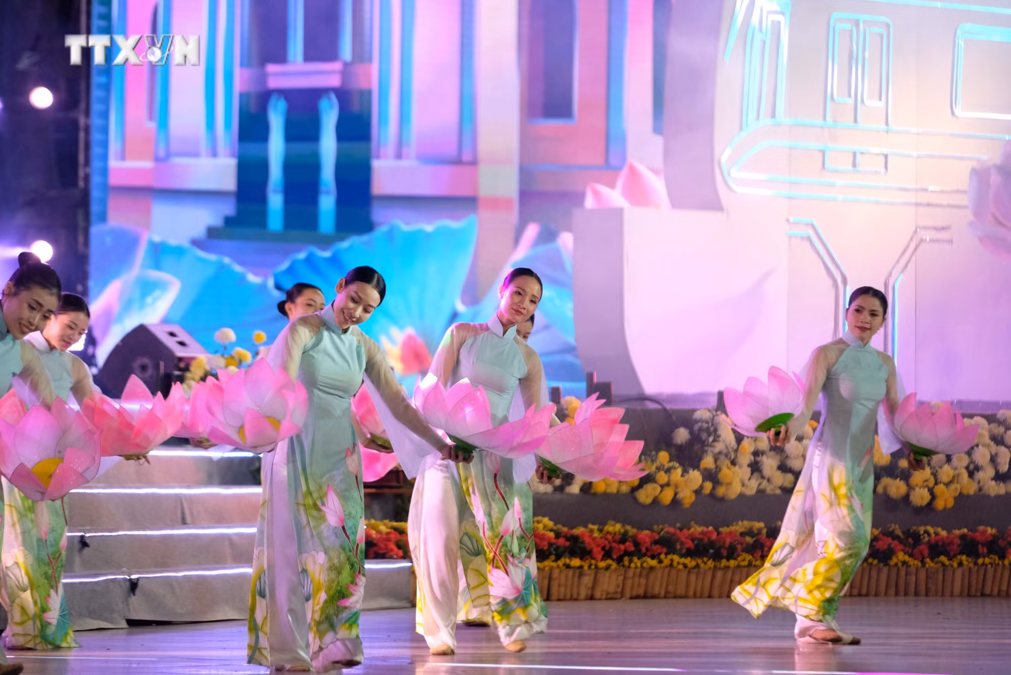 vna_potal_dac_sac_dem_nhac_“may__nuoc_–_ban_giao_huong_chao_xuan”_trong_festival_hoa_da_lat_7744651.jpg