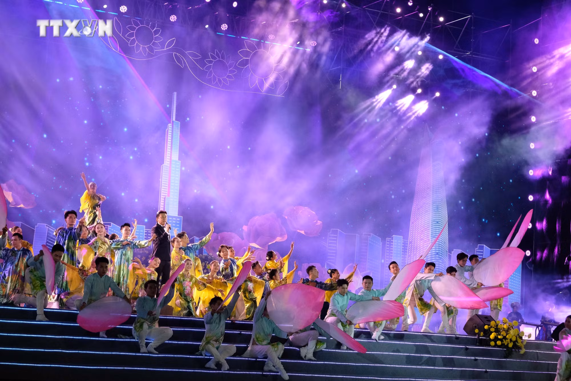 vna_potal_dac_sac_dem_nhac_“may__nuoc_–_ban_giao_huong_chao_xuan”_trong_festival_hoa_da_lat_7744648.jpg
