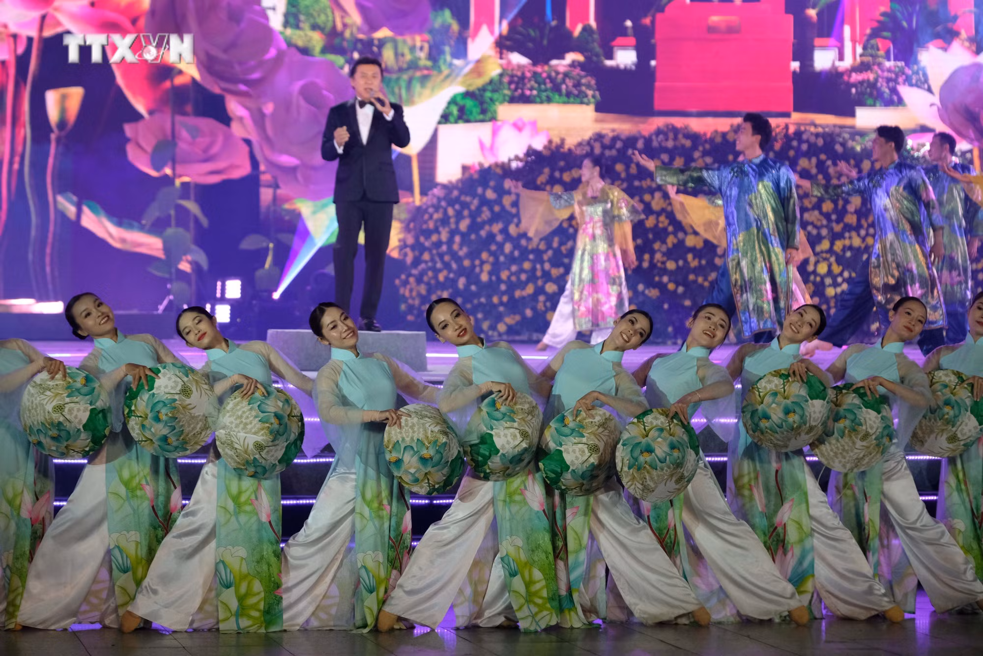 vna_potal_dac_sac_dem_nhac_“may__nuoc_–_ban_giao_huong_chao_xuan”_trong_festival_hoa_da_lat_7744646.jpg