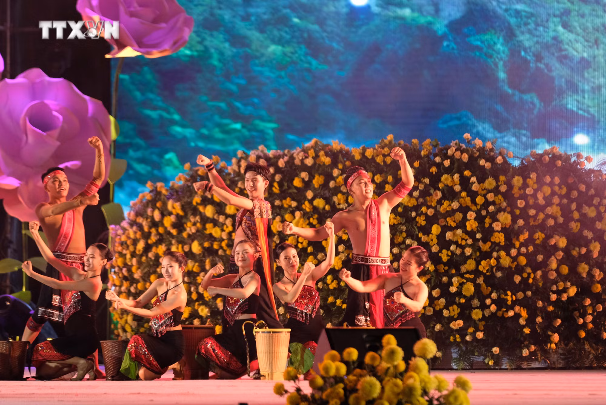 vna_potal_dac_sac_dem_nhac_“may__nuoc_–_ban_giao_huong_chao_xuan”_trong_festival_hoa_da_lat_7744647.jpg