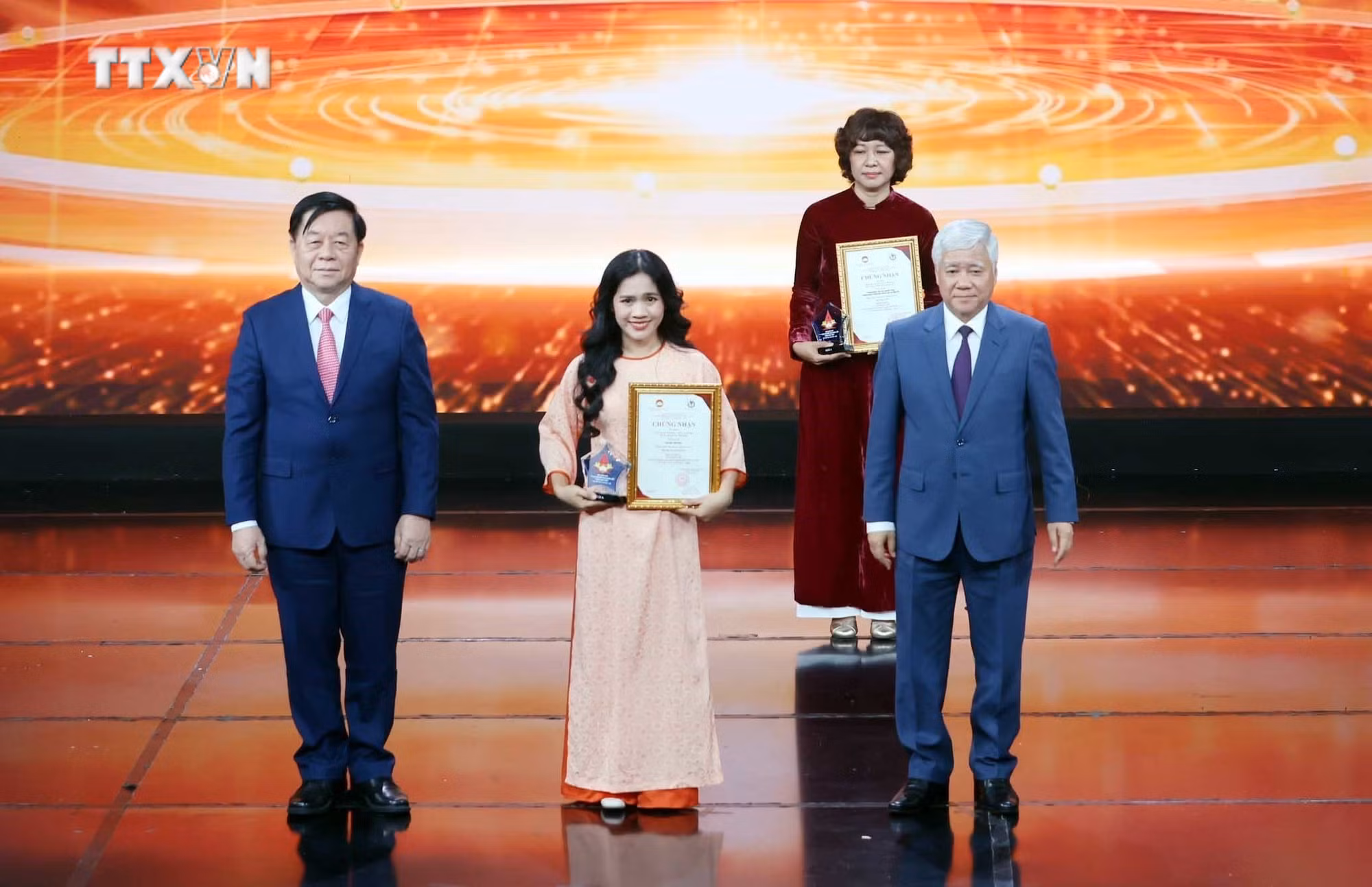 vna_potal_le_trao_giai_bao_chi_vi_su_nghiep_dai_doan_ket_toan_dan_toc_lan_thu_16_7698762.jpg