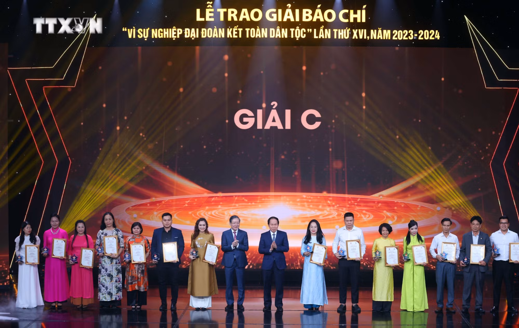 vna_potal_le_trao_giai_bao_chi_vi_su_nghiep_dai_doan_ket_toan_dan_toc_lan_thu_16_7698751.jpg