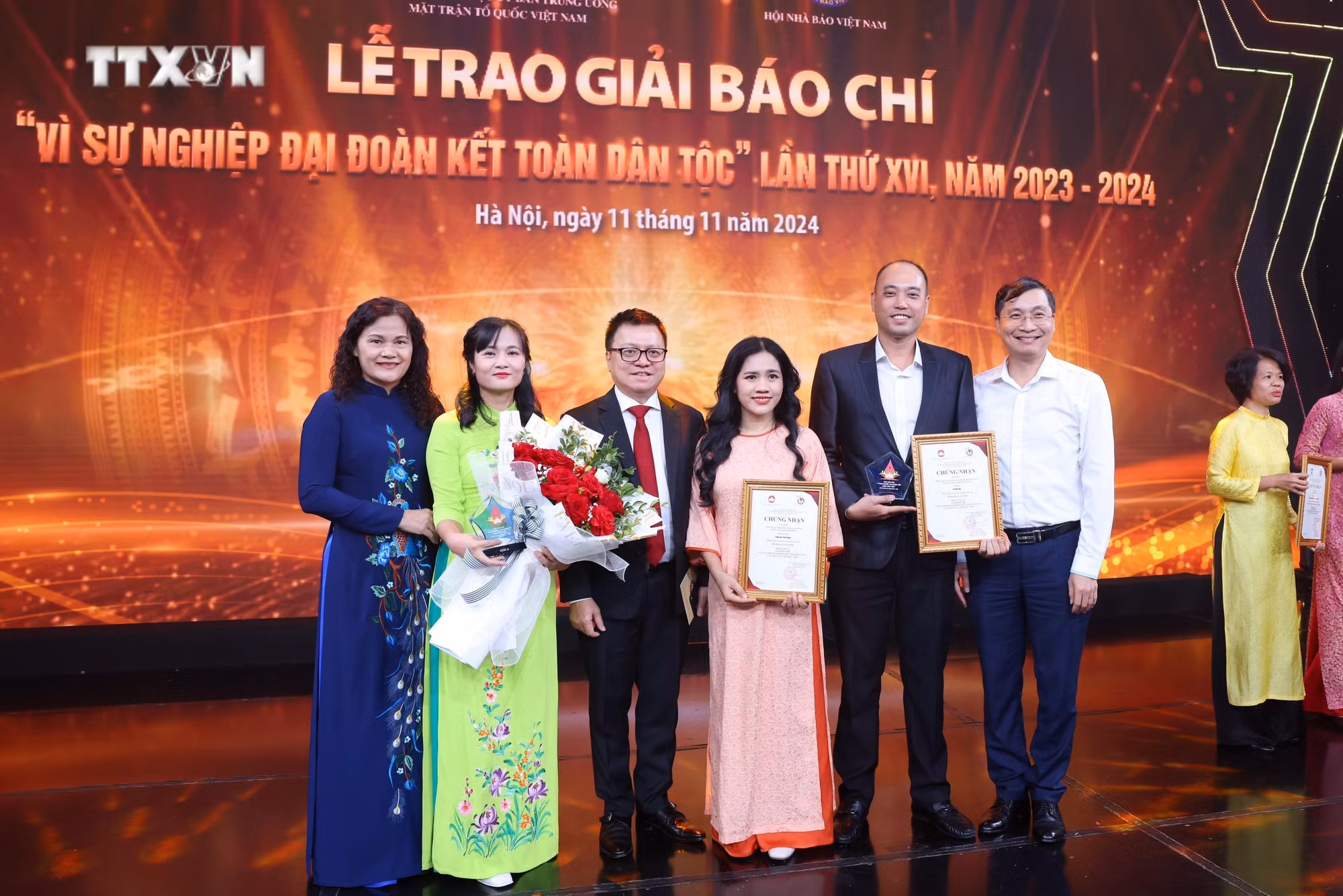 vna_potal_le_trao_giai_bao_chi_vi_su_nghiep_dai_doan_ket_toan_dan_toc_lan_thu_16_7698760.jpg