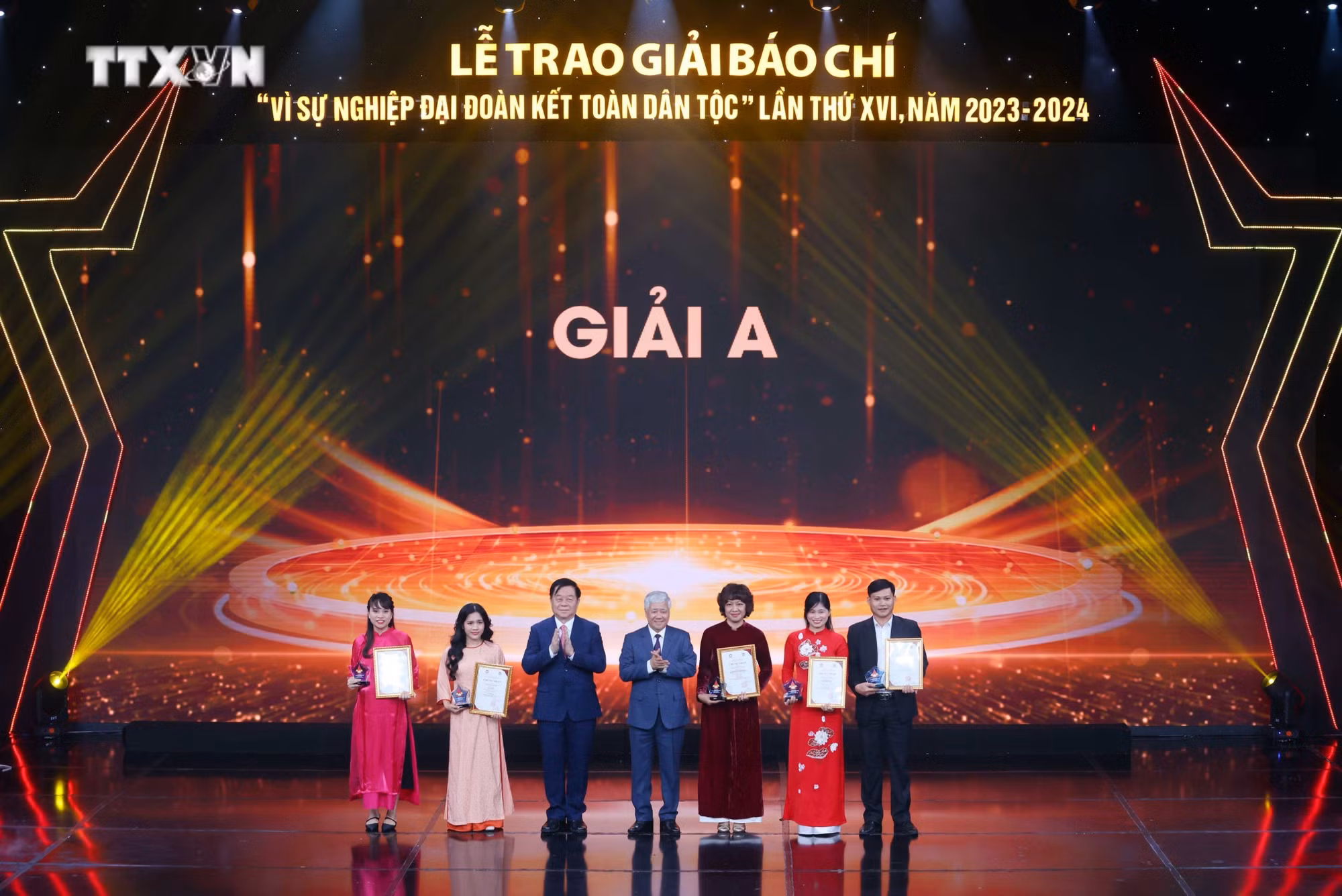 vna_potal_le_trao_giai_bao_chi_vi_su_nghiep_dai_doan_ket_toan_dan_toc_lan_thu_16_7698746.jpg