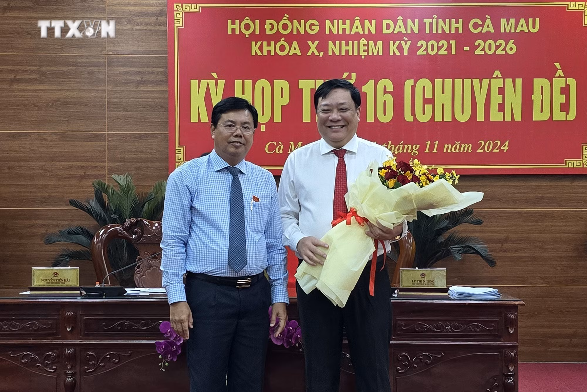 Ông Nguyễn Tiến Hải (trái), Ủy viên Trung ương Đảng, Bí thư Tỉnh ủy, Chủ tịch HĐND tỉnh Cà Mau tặng hoa chúc mừng ông Phạm Thành Ngại được bầu giữ chức Chủ tịch UBND tỉnh Cà Mau, nhiệm kỳ 2021 – 2026. Ảnh: Kim Há - TTXVN