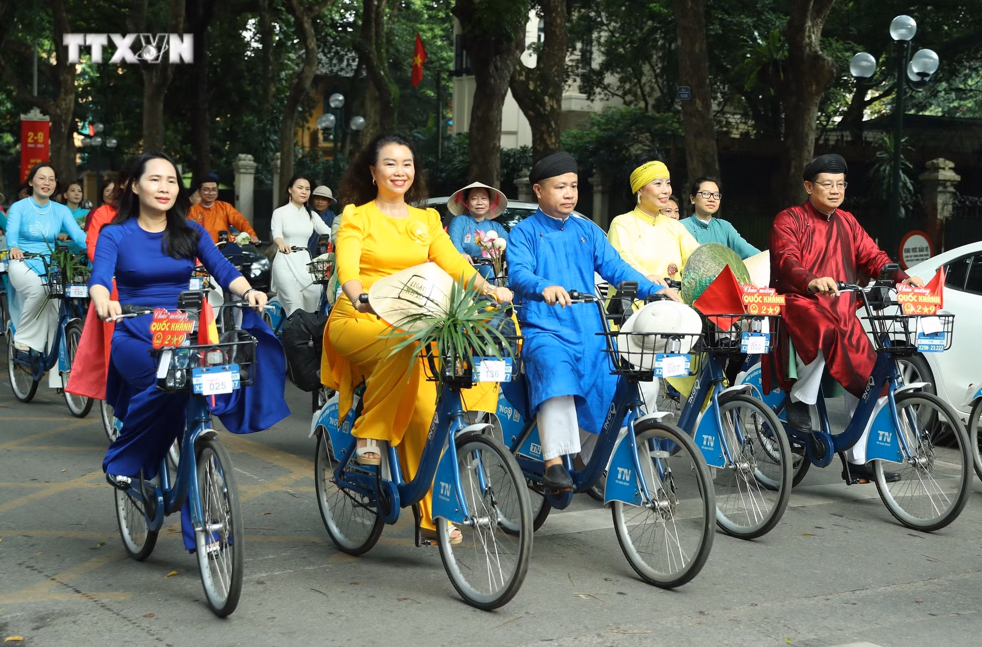 vna_potal_an_tuong_chuong_trinh_ao_dai_ket_noi_du_lich_voi_di_san_ha_noi_2024__7568134.jpg
