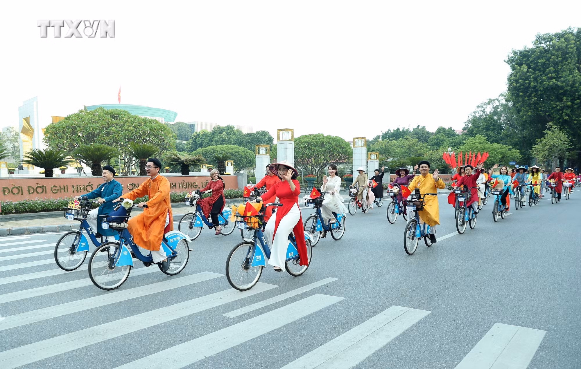 vna_potal_an_tuong_chuong_trinh_ao_dai_ket_noi_du_lich_voi_di_san_ha_noi_2024__7568143.jpg