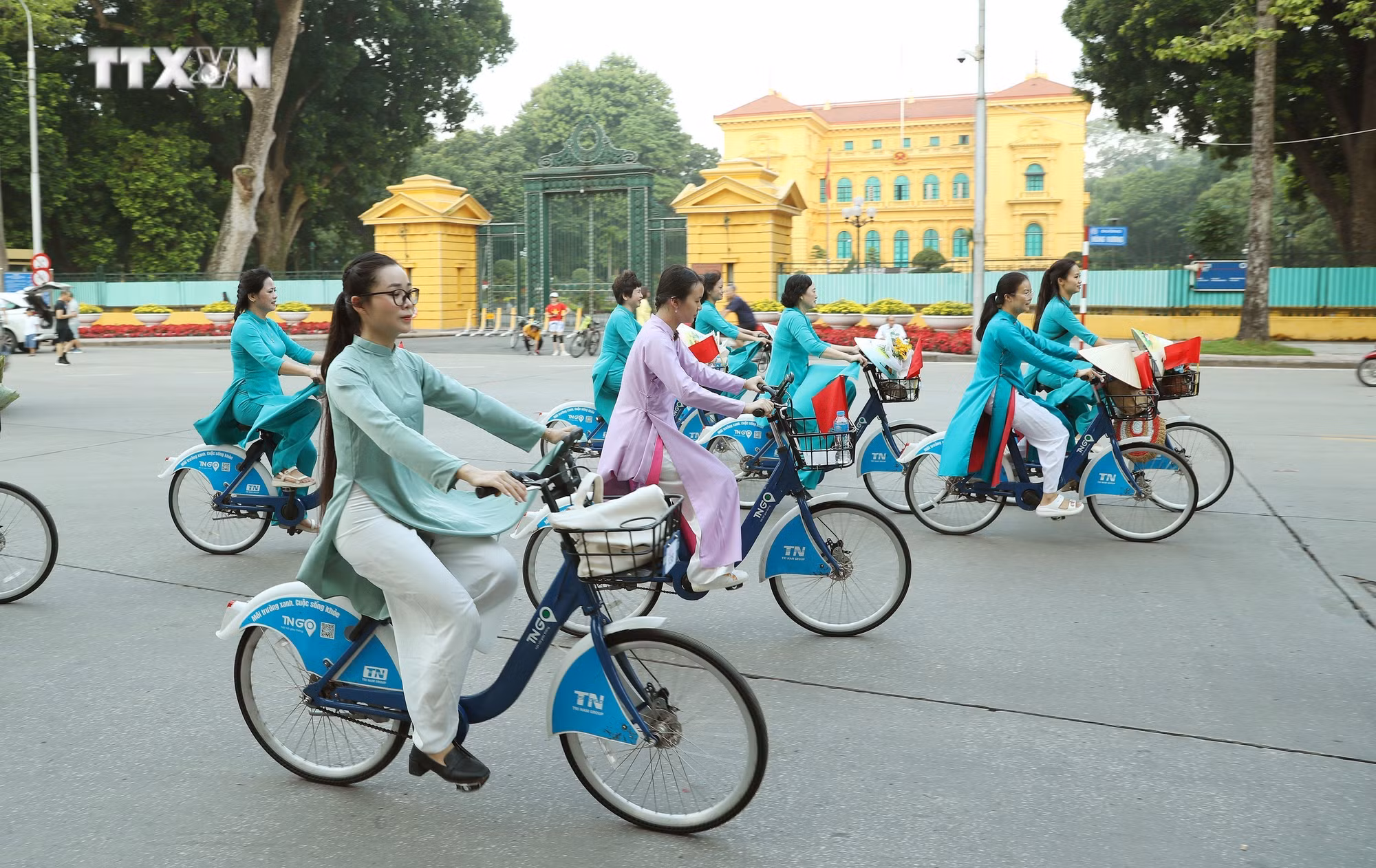 vna_potal_an_tuong_chuong_trinh_ao_dai_ket_noi_du_lich_voi_di_san_ha_noi_2024__7568145.jpg