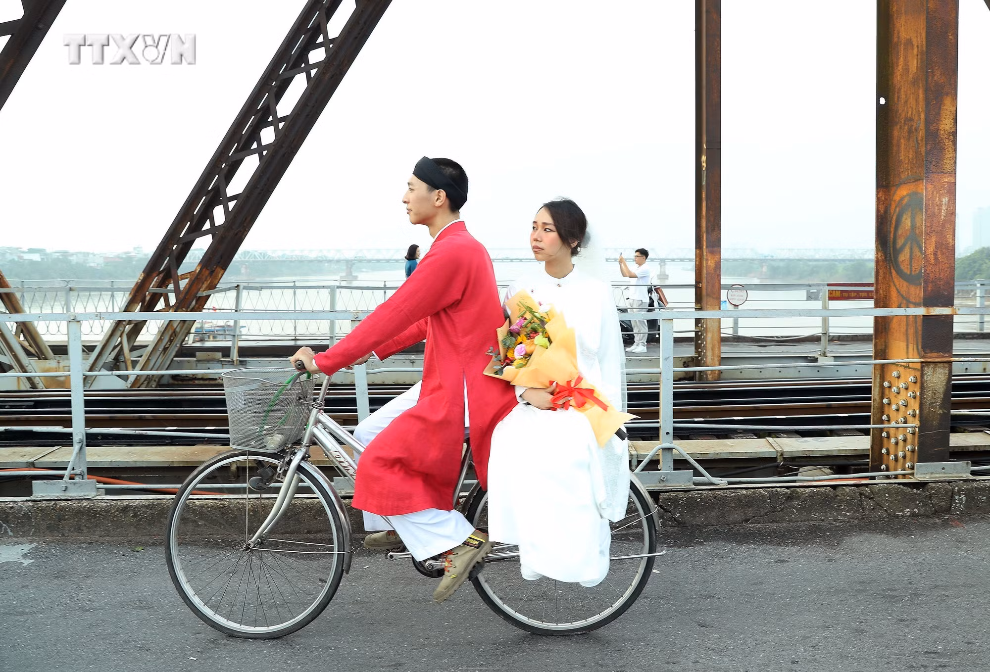 vna_potal_an_tuong_chuong_trinh_ao_dai_ket_noi_du_lich_voi_di_san_ha_noi_2024__7568137.jpg