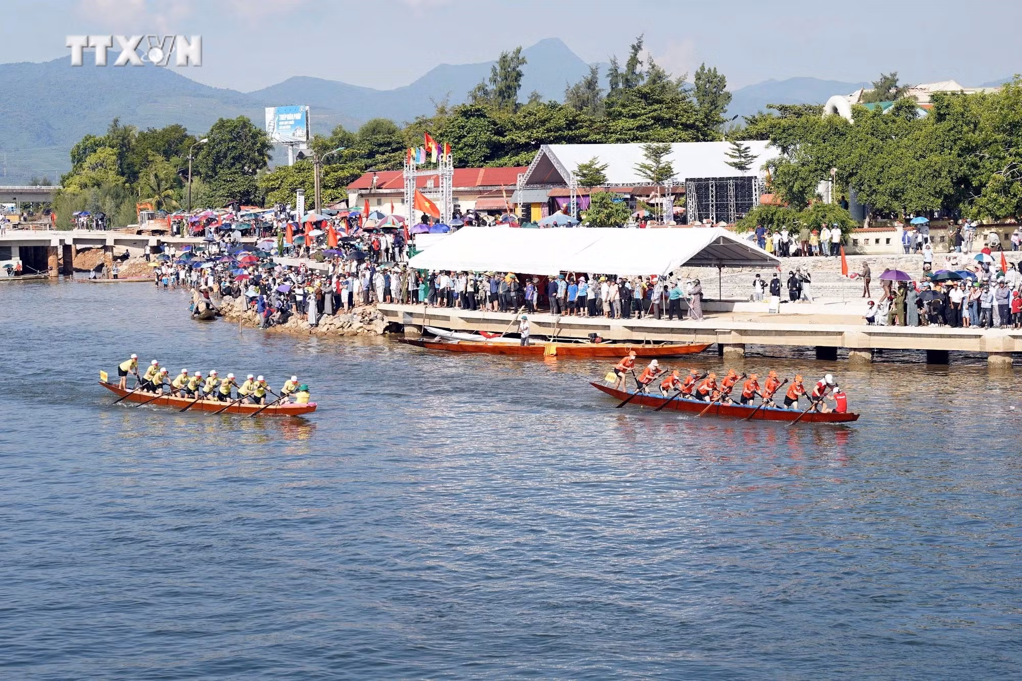 vna_potal_quang_binh_soi_noi_le_hoi_dua_thuyen_truyen_thong_tren_song_nhat_le_7568327.jpg