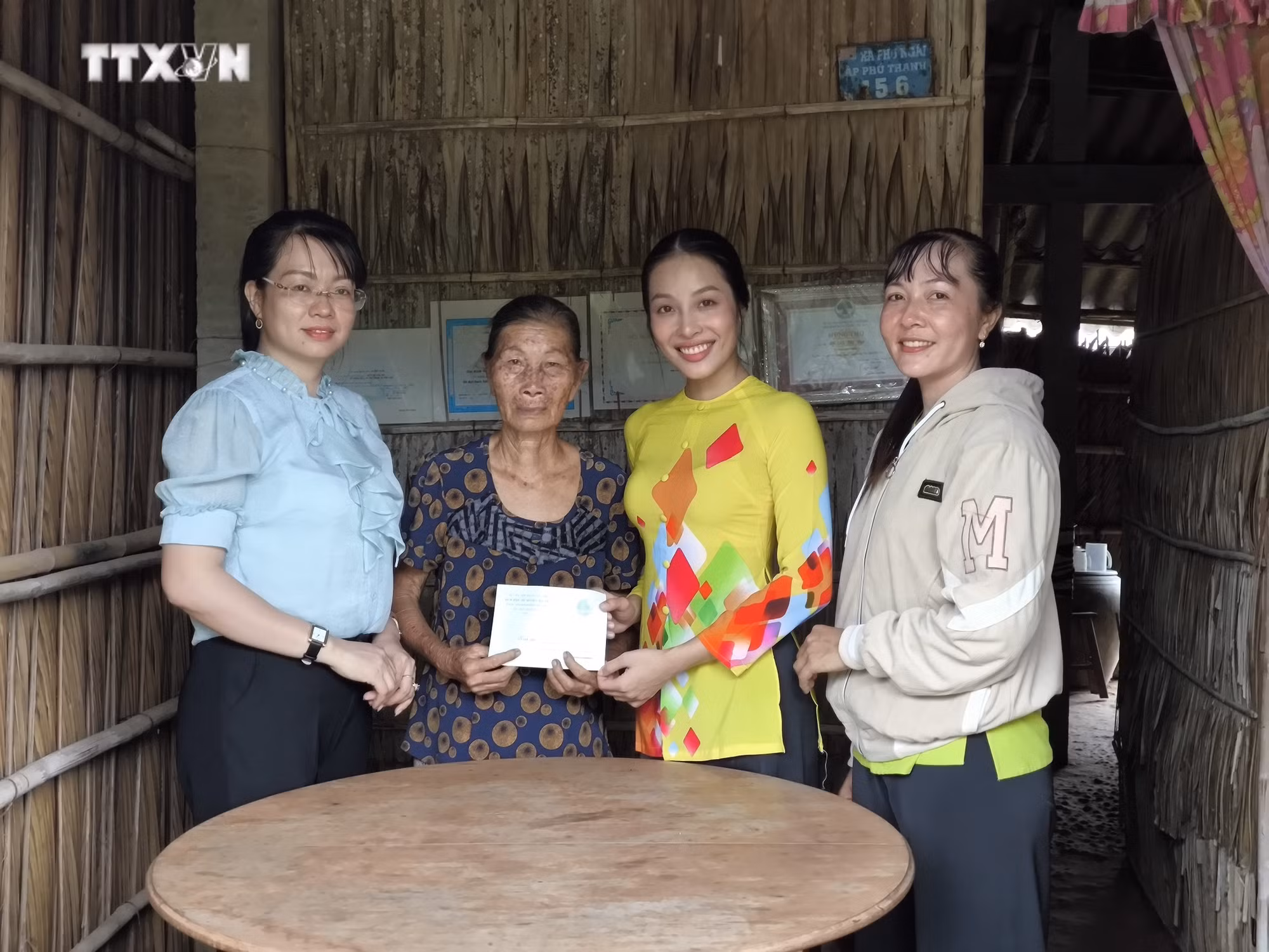 vna_potal_lan_toa_hoc_tap_va_lam_theo_guong_bac_tren_que_huong_xu_dua_7700493.jpg