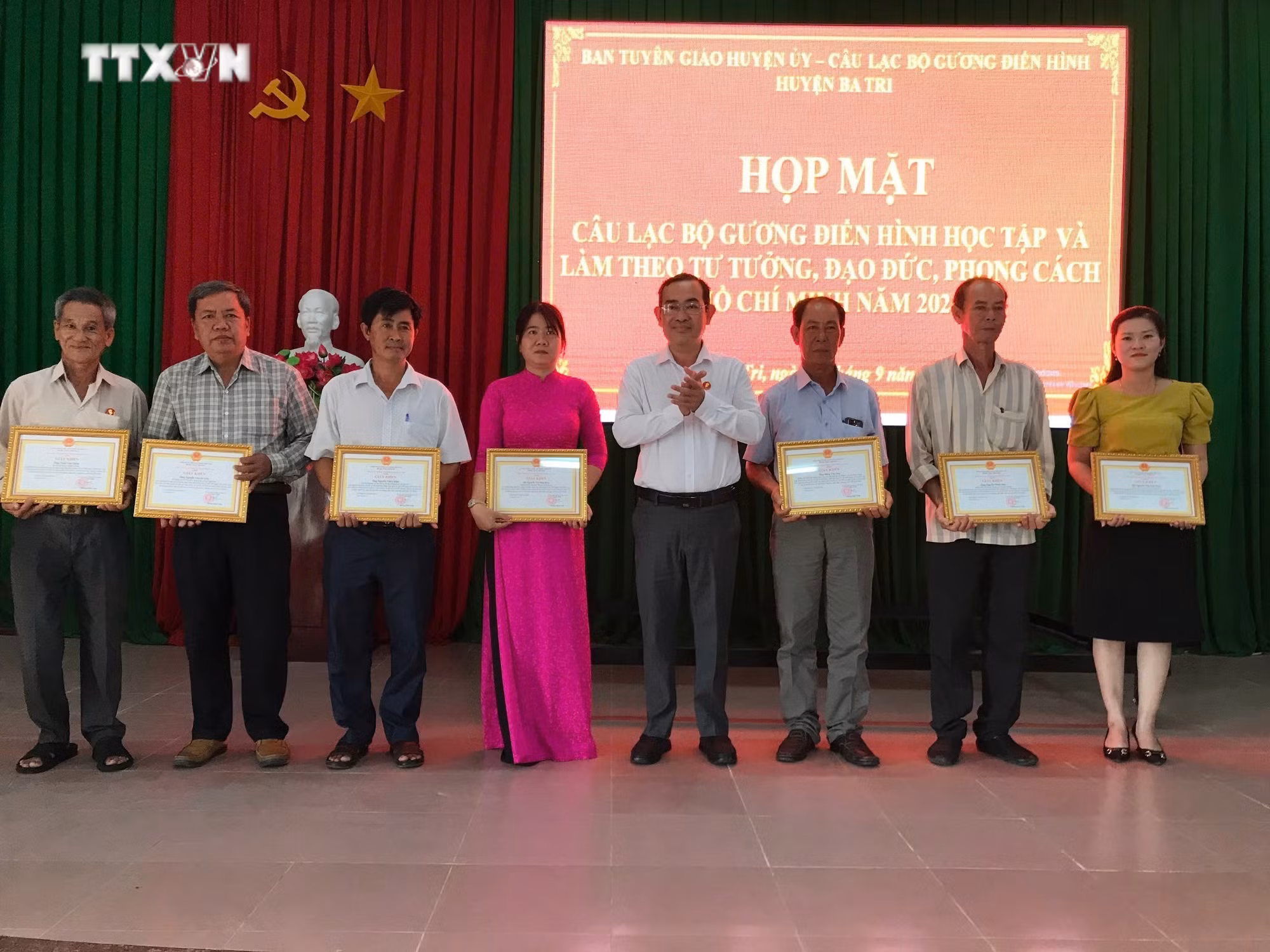 vna_potal_lan_toa_hoc_tap_va_lam_theo_guong_bac_tren_que_huong_xu_dua_7700496 (1).jpg