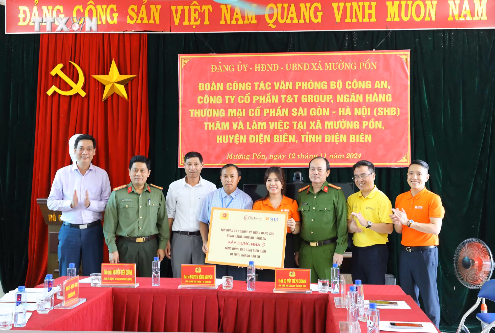 vna_potal_trao_kinh_phi_ho_tro_xay_dung_nha_o_cho_nguoi_dan_vung_lu_muong_pon_dien_bien_7700445.jpg