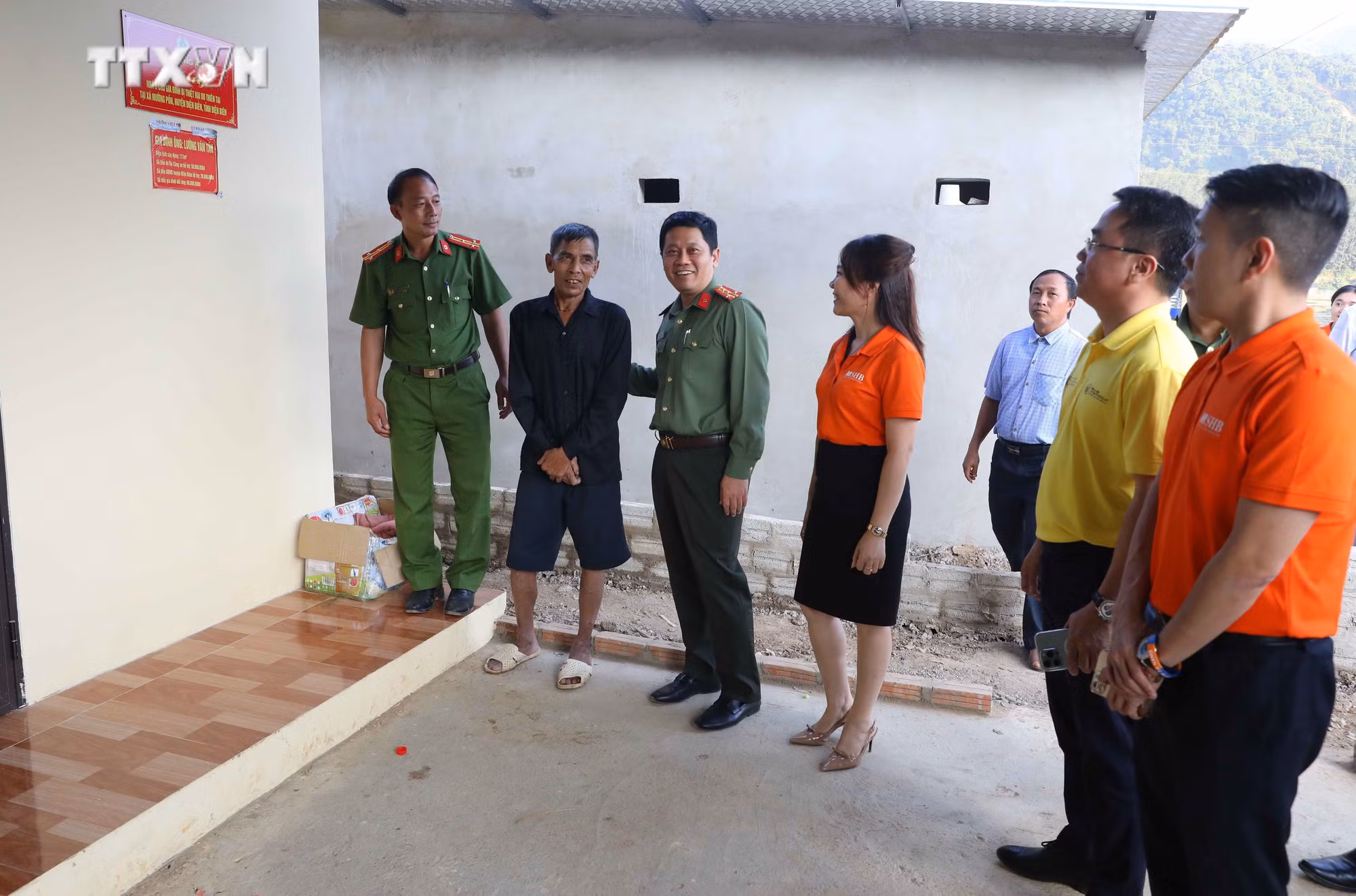 vna_potal_trao_kinh_phi_ho_tro_xay_dung_nha_o_cho_nguoi_dan_vung_lu_muong_pon_dien_bien_7700441.jpg