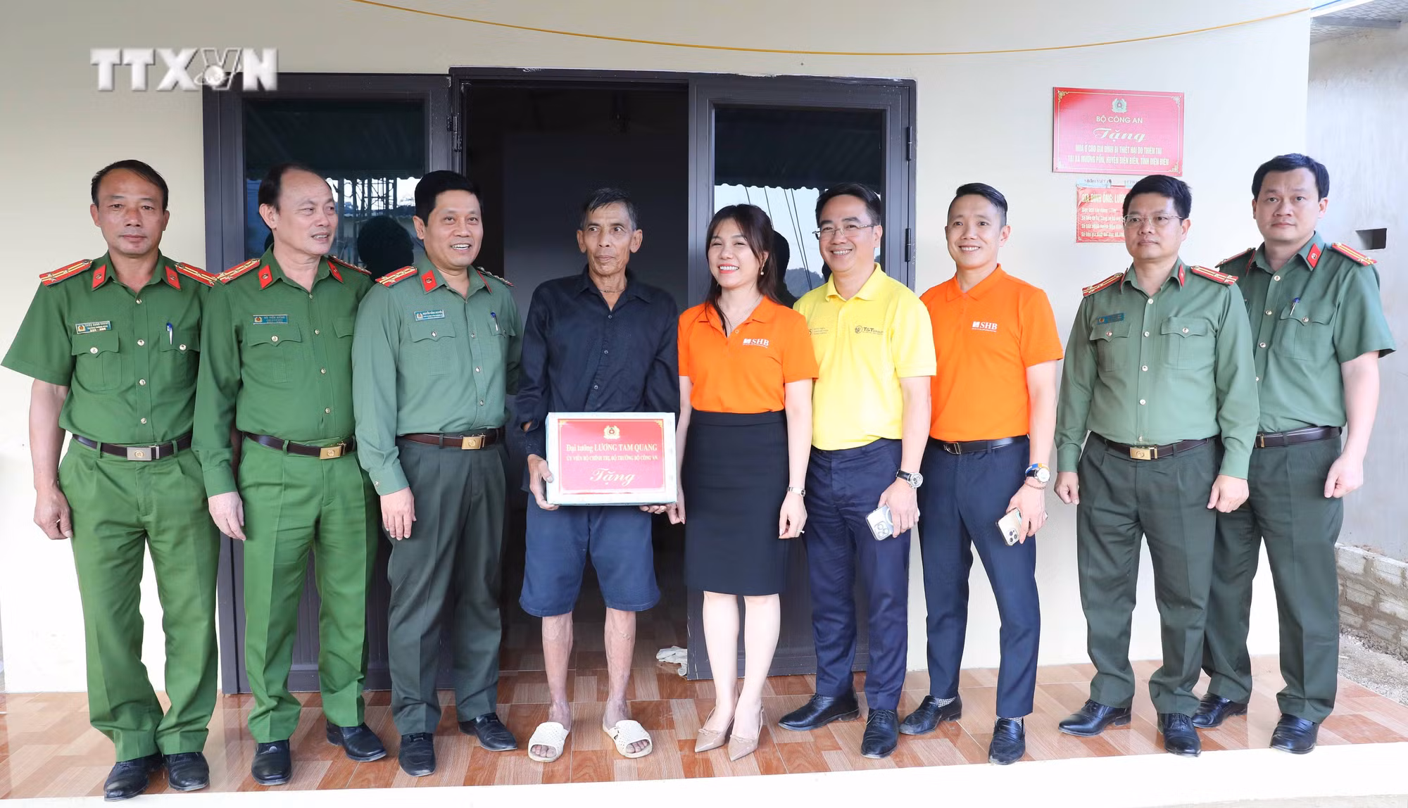 vna_potal_trao_kinh_phi_ho_tro_xay_dung_nha_o_cho_nguoi_dan_vung_lu_muong_pon_dien_bien_7700443.jpg