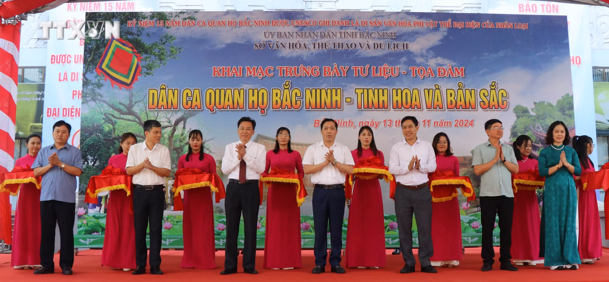 vna_potal_khai_mac_trung_bay_tu_lieu_“dan_ca_quan_ho_bac_ninh_-_tinh_hoa_va_ban_sac”_7701860.jpg