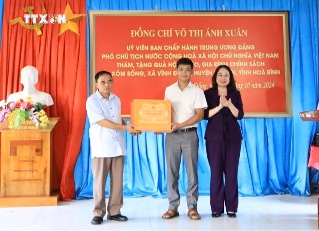 vna_potal_hoa_binh_ky_niem_60_nam_ngay_bac_ho_ve_tham_lam_viec_voi_huyen_kim_boi_7659342.jpg