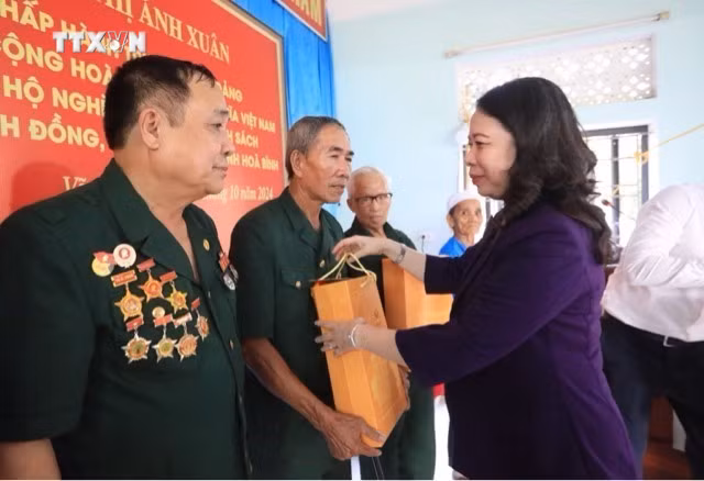 vna_potal_hoa_binh_ky_niem_60_nam_ngay_bac_ho_ve_tham_lam_viec_voi_huyen_kim_boi_7659349.jpg