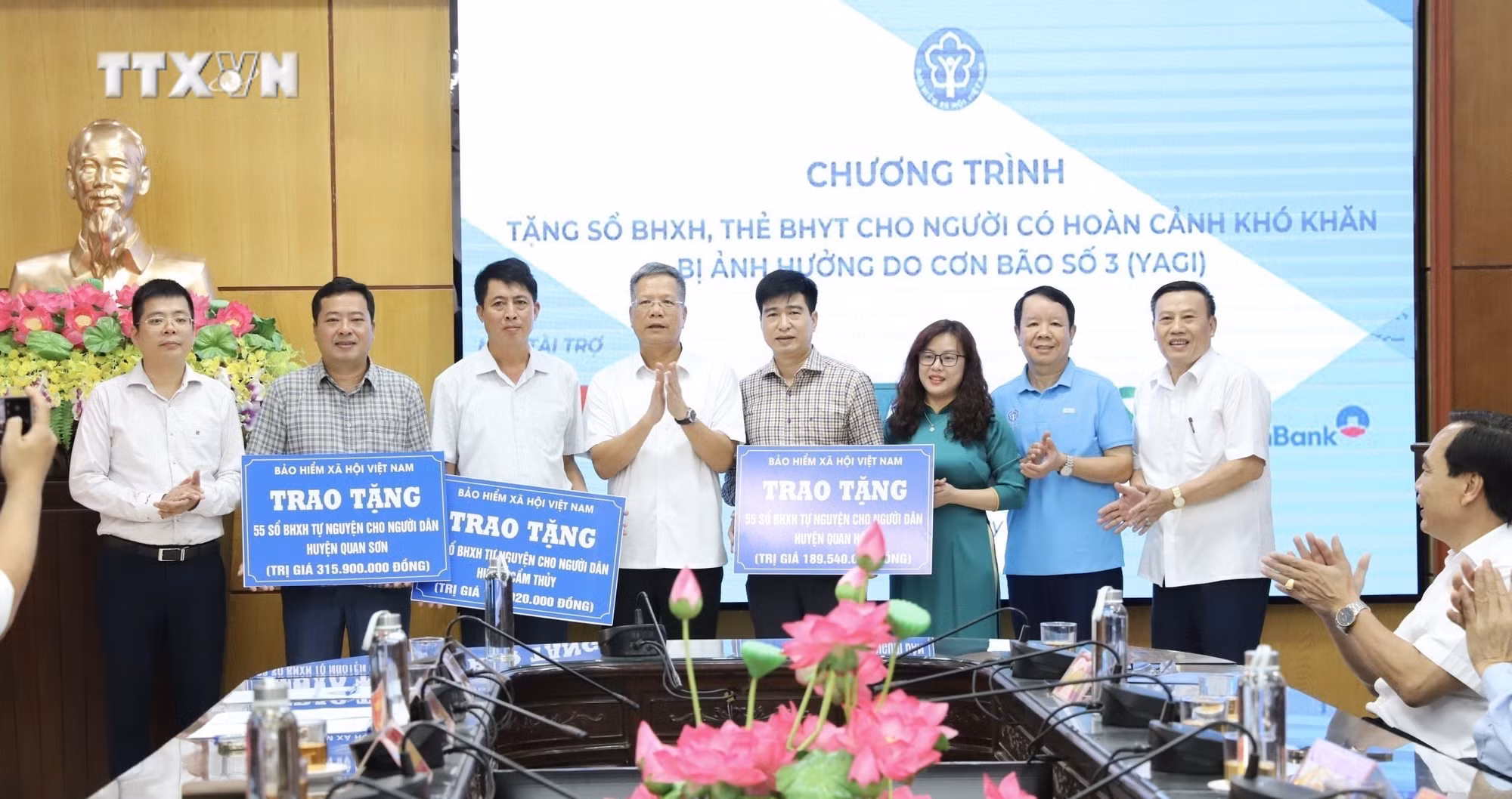 vna_potal_trao_tang_so_bhxh_the_bhyt_cho_nguoi_dan_co_hoan_canh_kho_khan_bi_anh_huong_boi_bao_so_3_tai_thanh_hoa_7659392.jpg