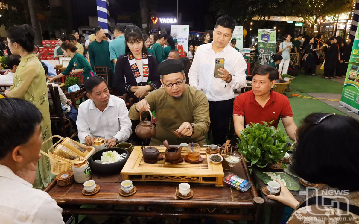 Một nghệ nhân biểu diễn nghệ thuật pha trà. Ảnh: baothainguyen. vn