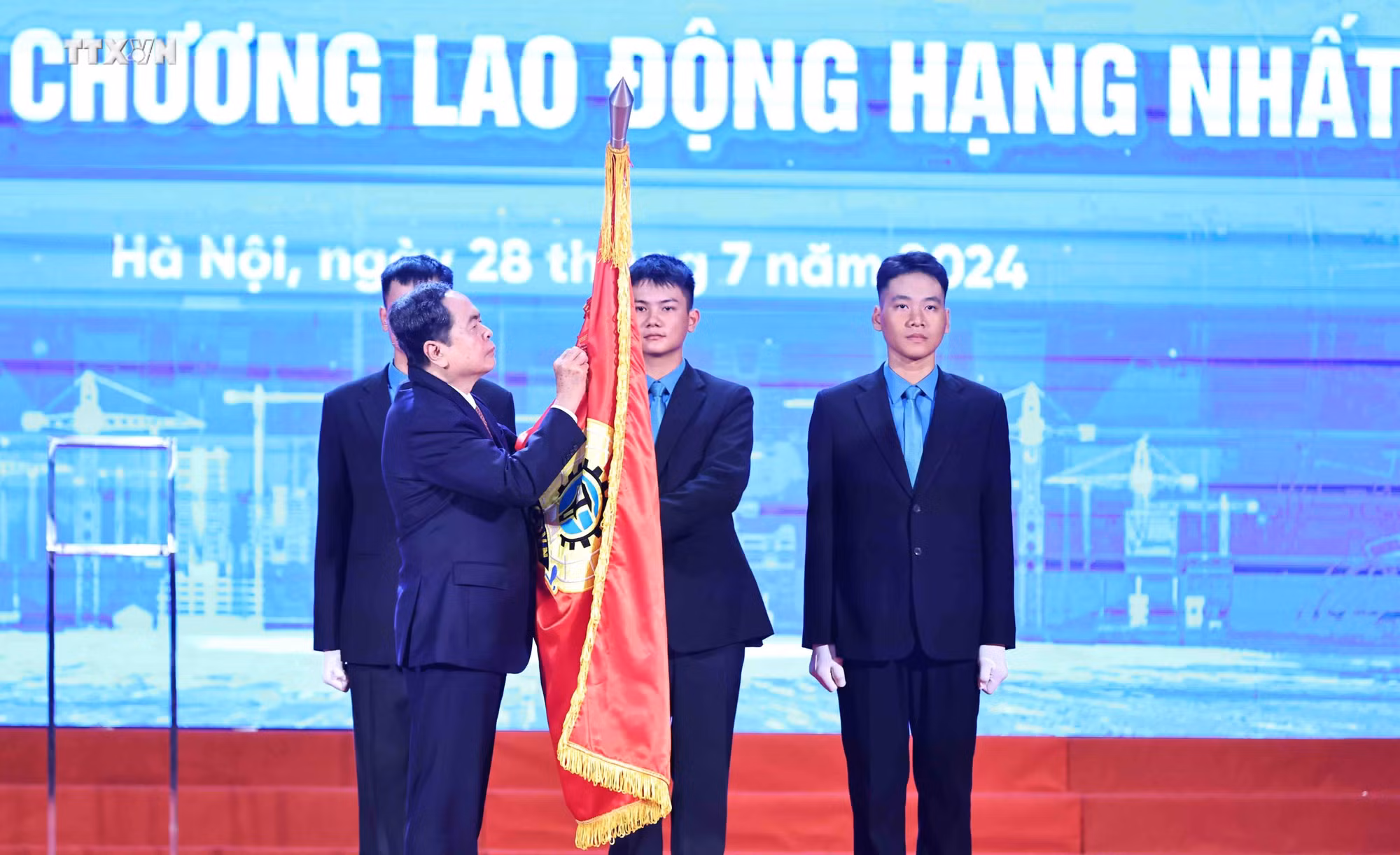 vna_potal_le_trao_tang_giai_thuong_nguyen_van_linh_lan_thu_4__7507588.jpg