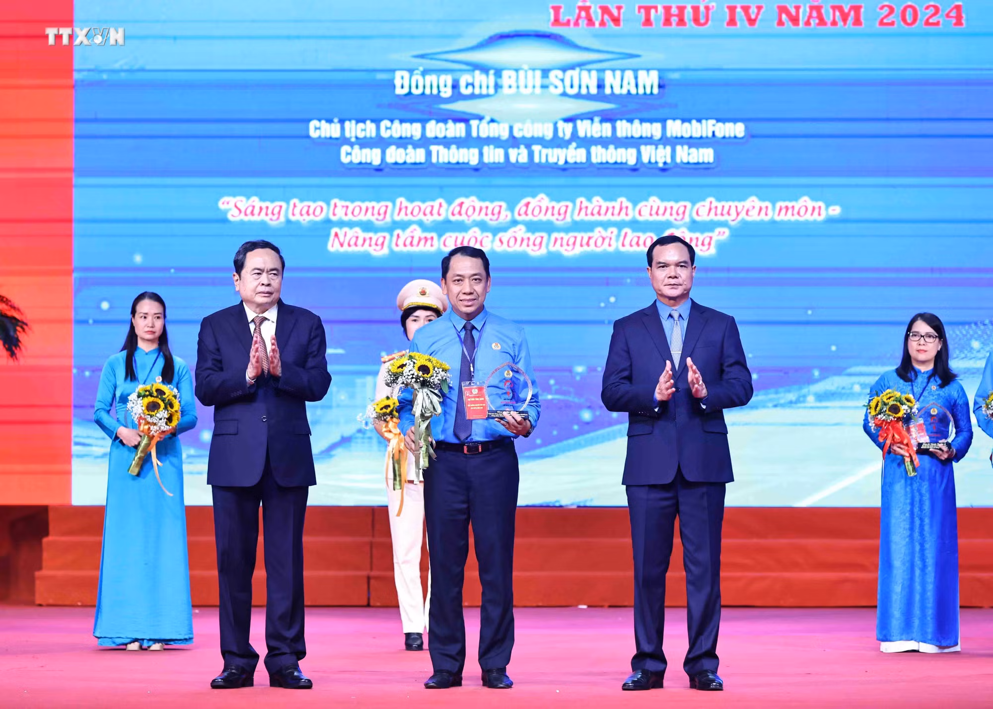 vna_potal_le_trao_tang_giai_thuong_nguyen_van_linh_lan_thu_4_7507752.jpg