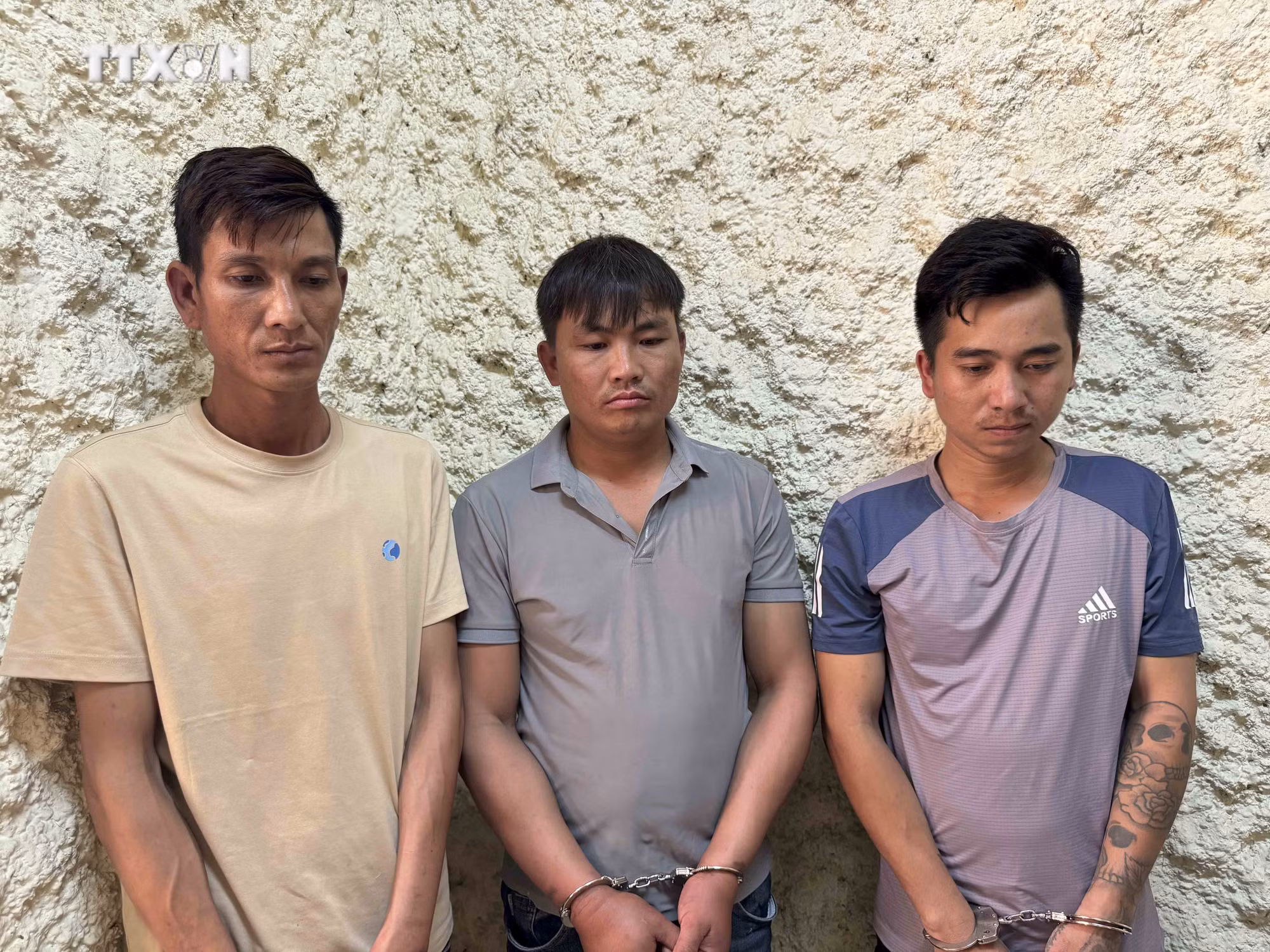 vna_potal__cong_an_dien_bien_bat_3_doi_tuong_mua_ma_tuy_tu_bien_gioi_di_tieu_thu_7506957.jpg