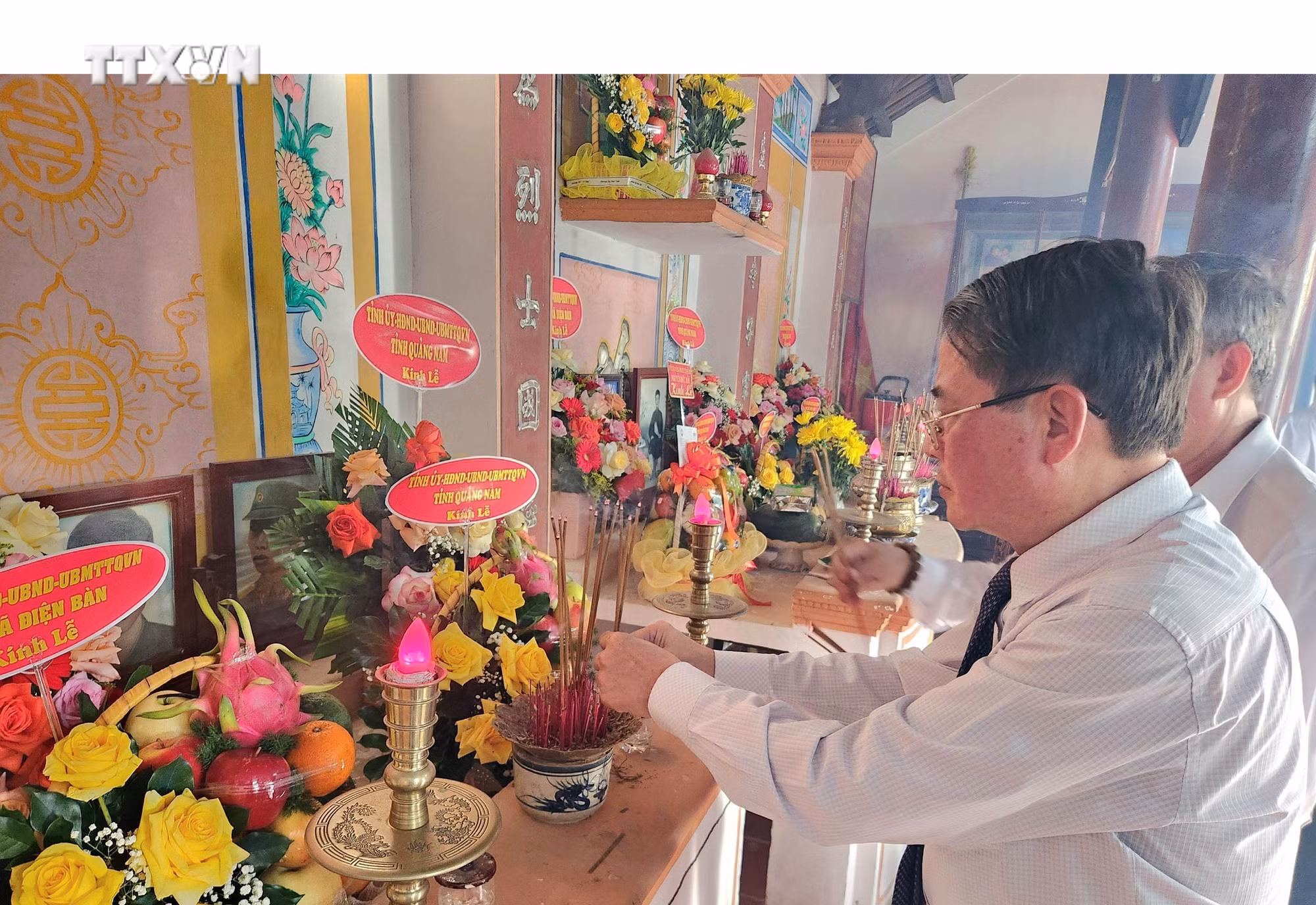 vna_potal_pho_chu_tich_quoc_hoi_nguyen_duc_hai_tri_an_cac_anh_hung_liet_sy_tai_quang_nam_7507287.jpg