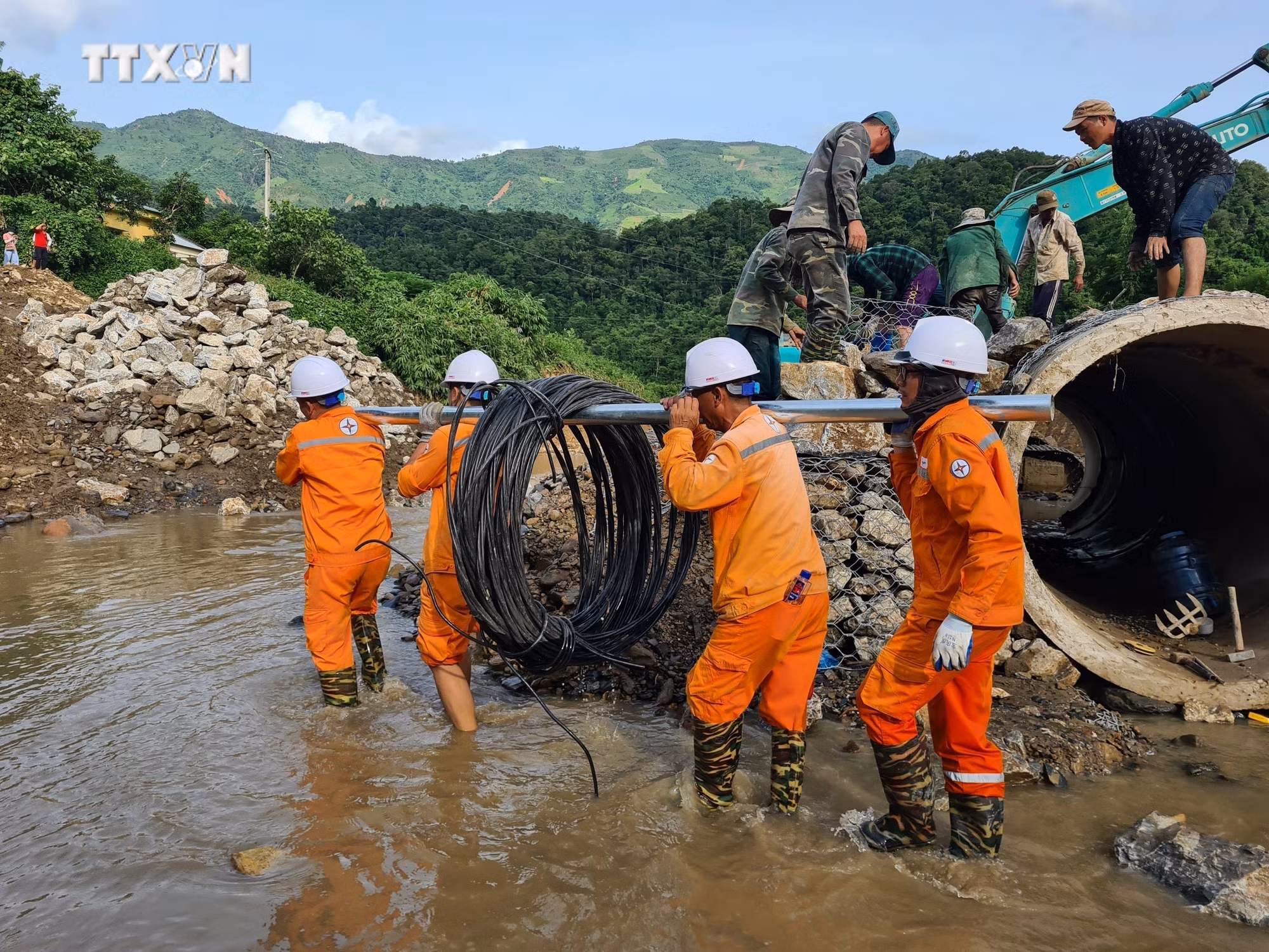 vna_potal_dien_bien_tap_trung_khac_phuc_su_co_mat_dien_sau_lu_quet_o_muong_pon_7507112.jpg
