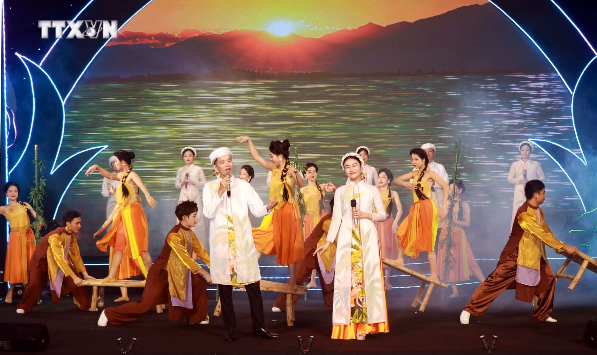 vna_potal_ha_tinh_trien_lam_trung_bay_trinh_dien_di_san_van_hoa_ket_hop_san_pham_du_lich_7727665.jpg