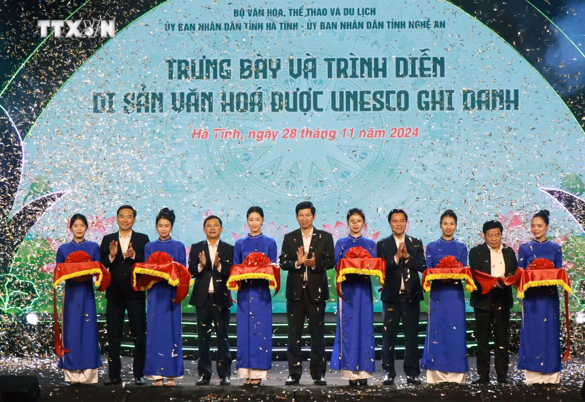 Các đại biểu cắt băng buổi lễ triển lãm. Ảnh: Công Tường-TTXVN