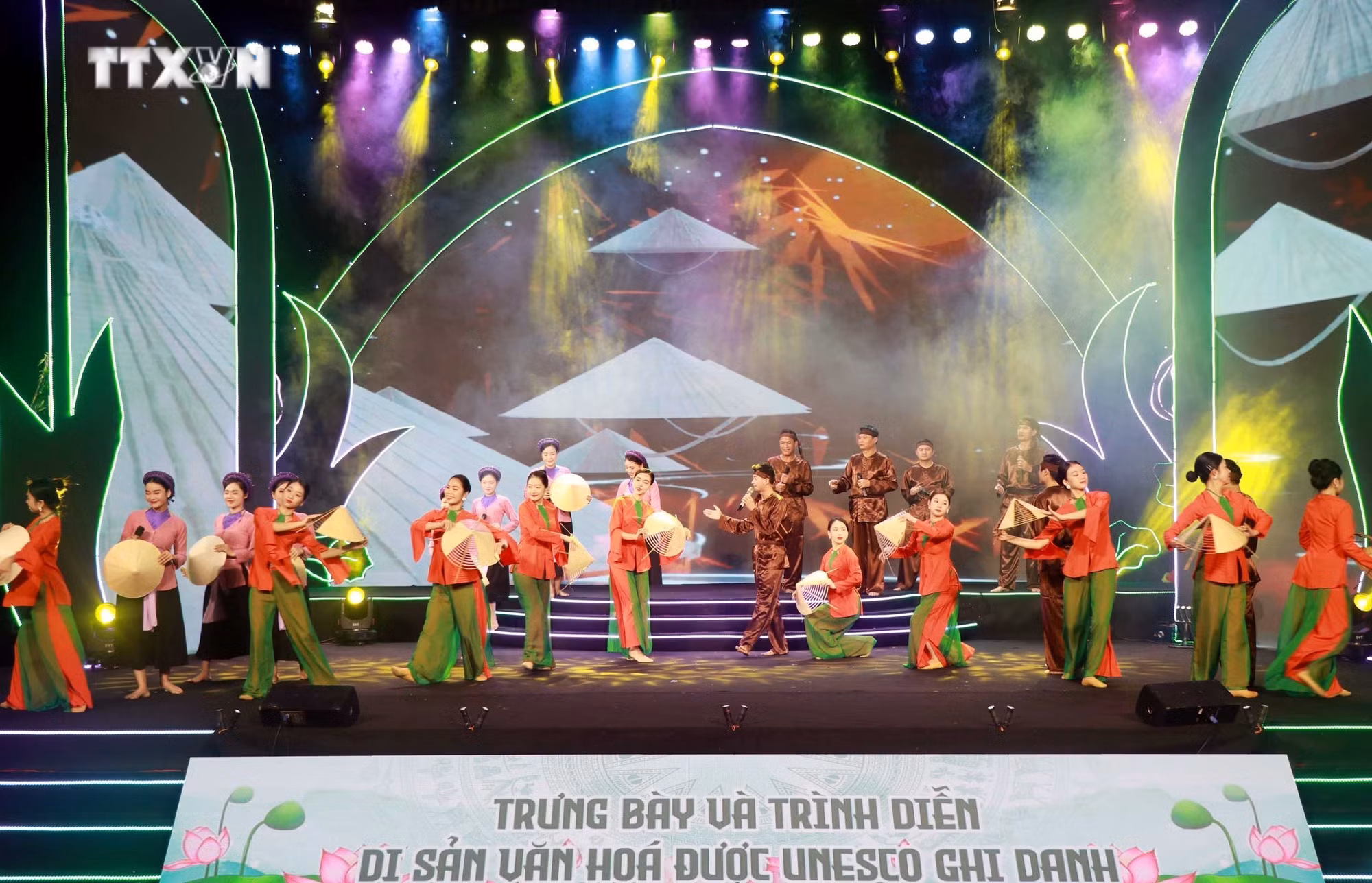 vna_potal_ha_tinh_trien_lam_trung_bay_trinh_dien_di_san_van_hoa_ket_hop_san_pham_du_lich_7727660.jpg